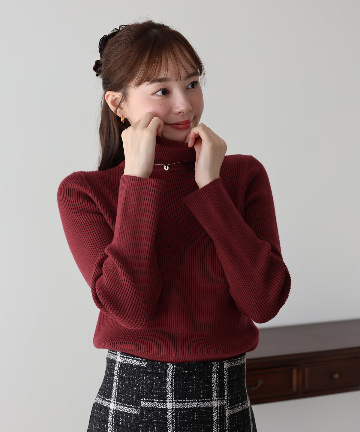 なめらかタートルネックリブニット