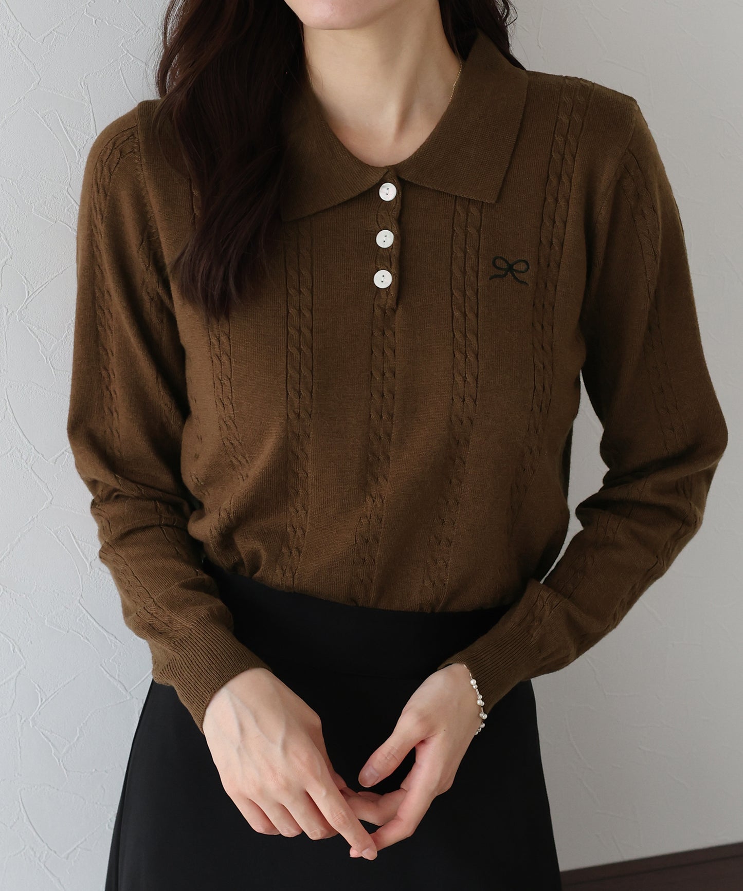ワンポイントリボン刺繍ケーブルニット