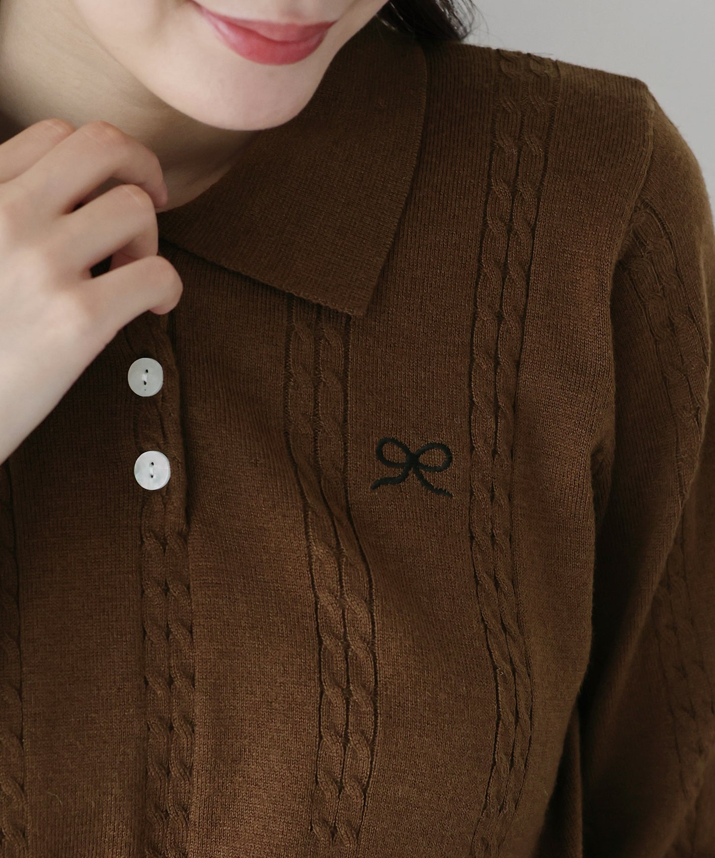 ワンポイントリボン刺繍ケーブルニット