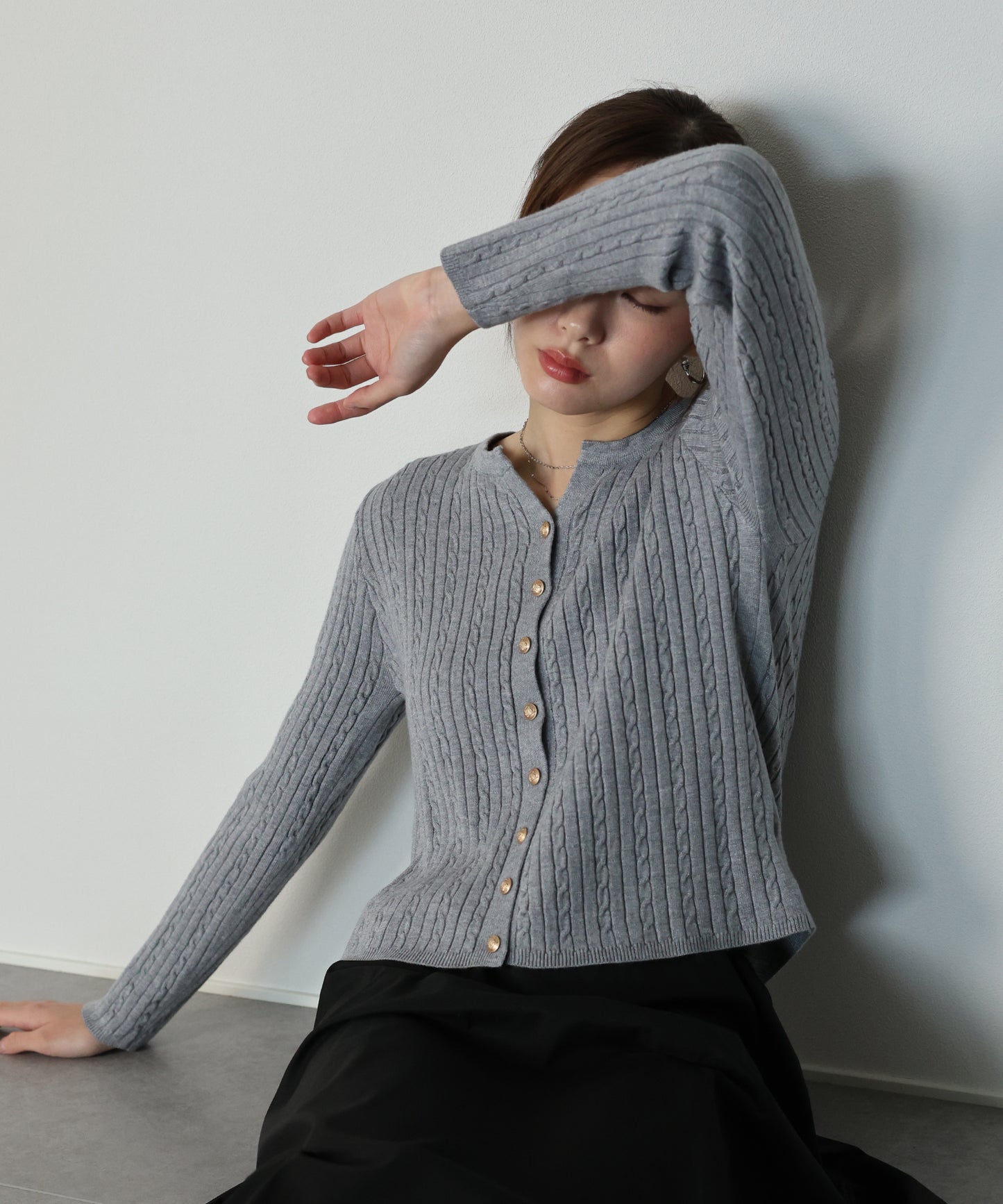 ゴールドボタンケーブルクルーカーディガン