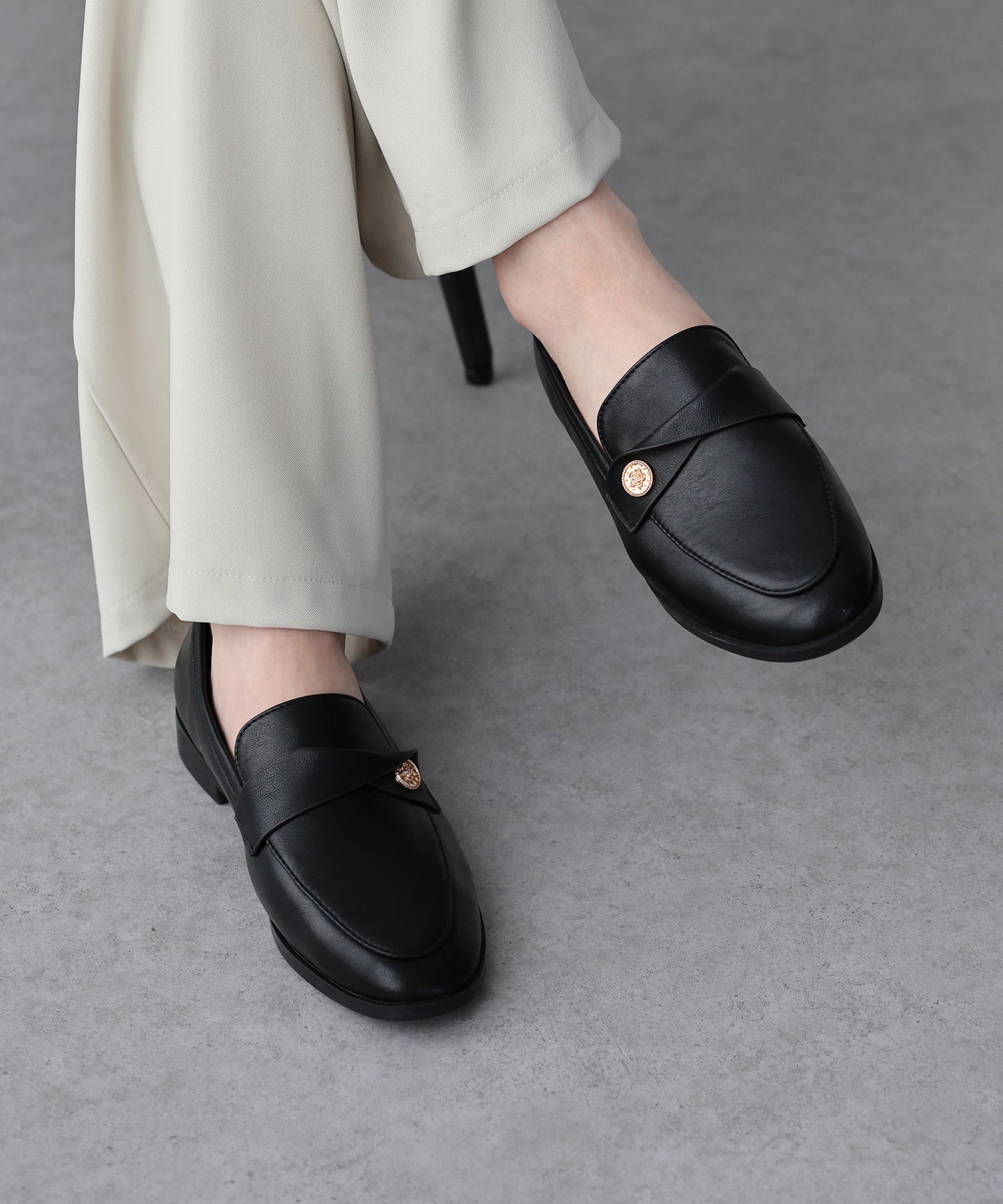 ゴールドモチーフローファー