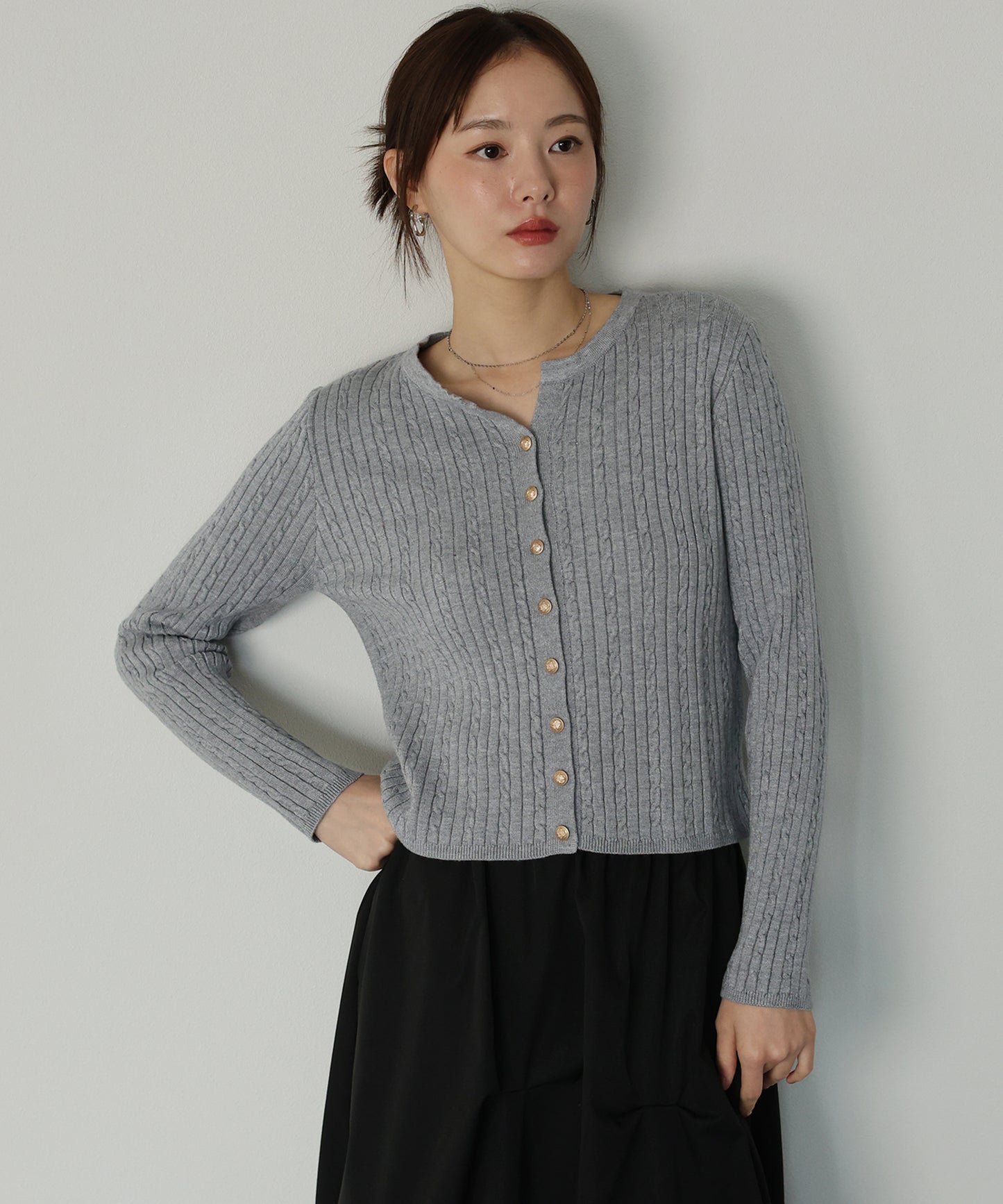 【早割5％OFF】ゴールドボタンケーブルクルーカーディガン
