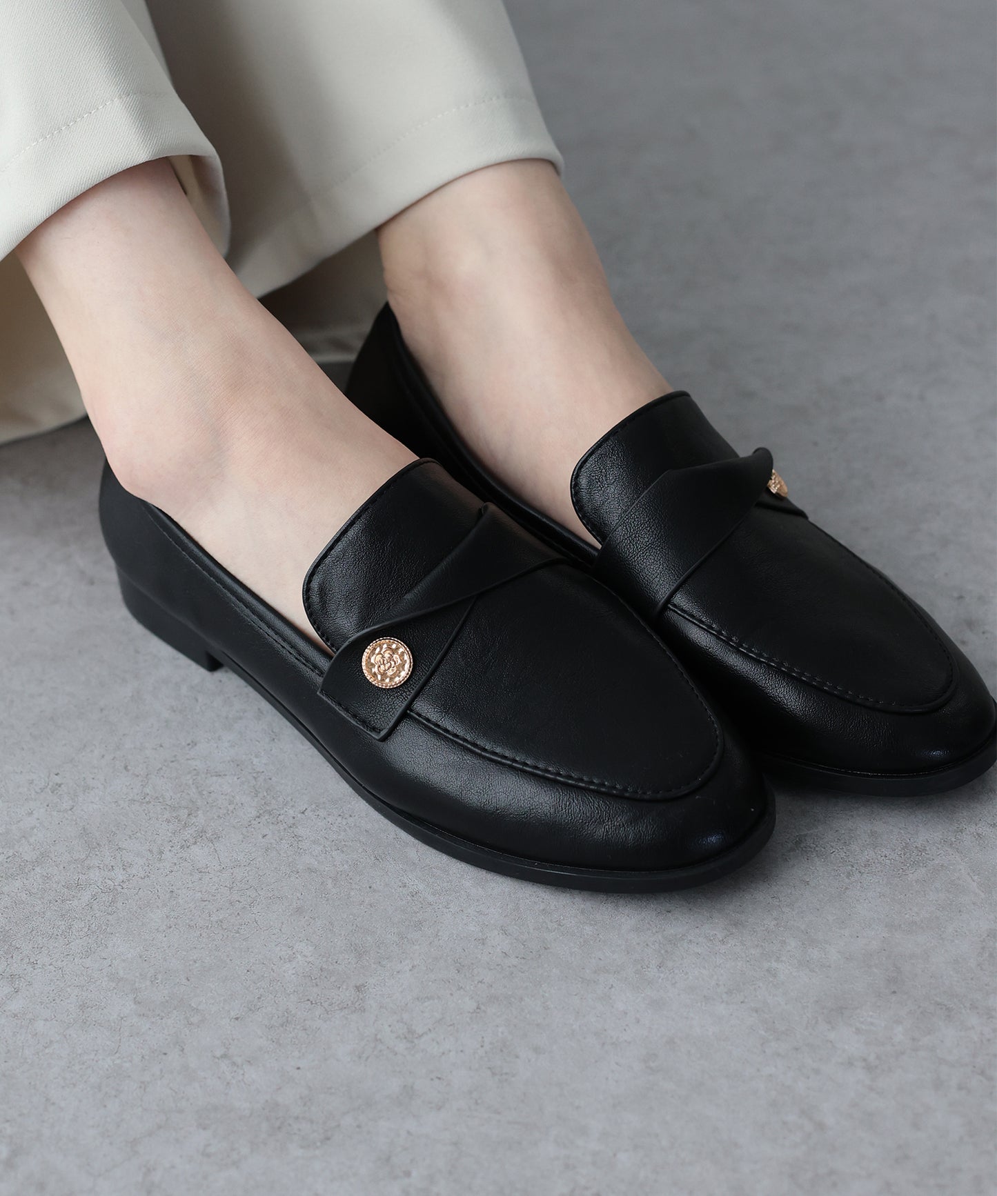 【早割5％OFF】ゴールドモチーフローファー