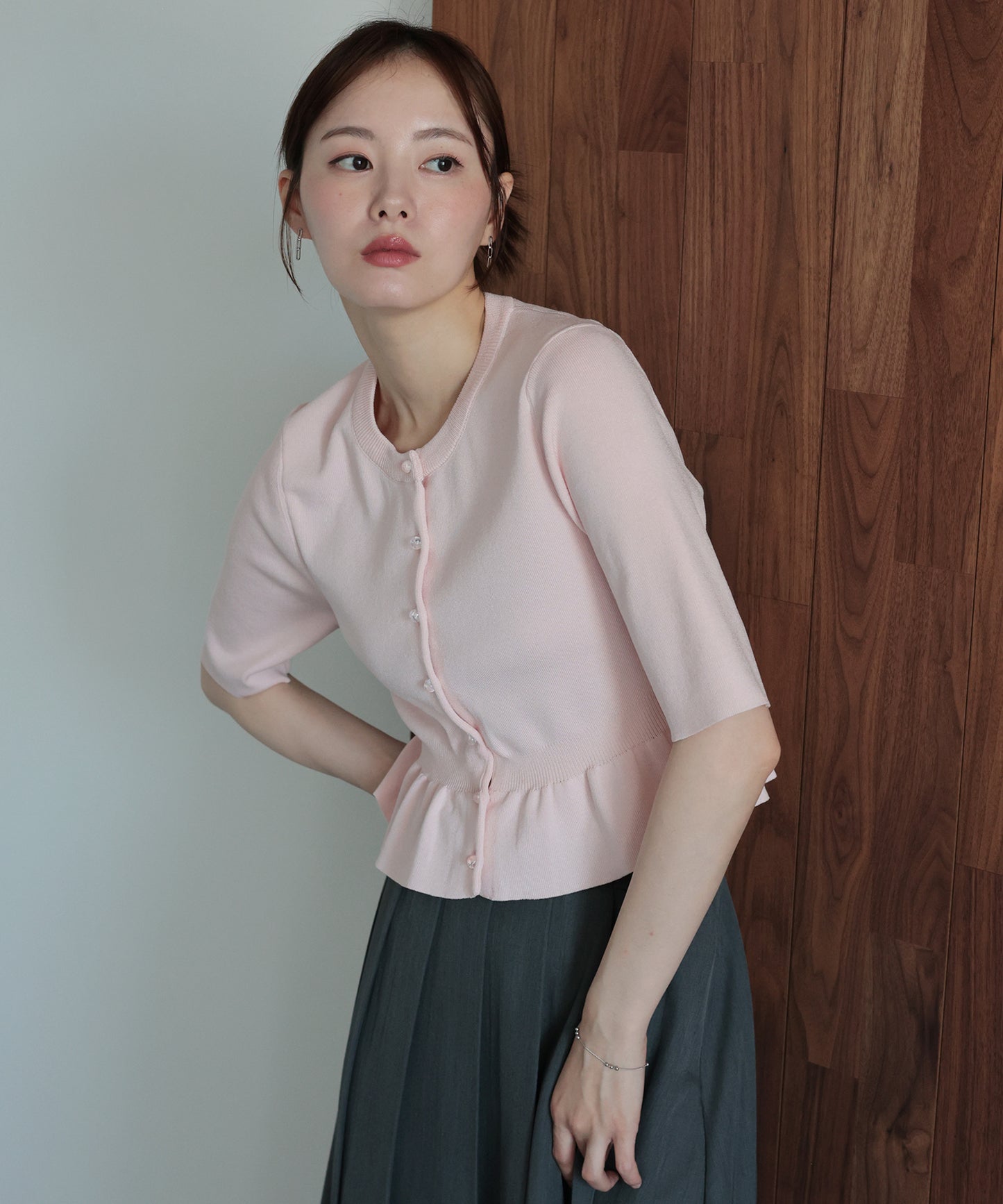 【早割5％OFF】クリアボタンペプラムカーディガン