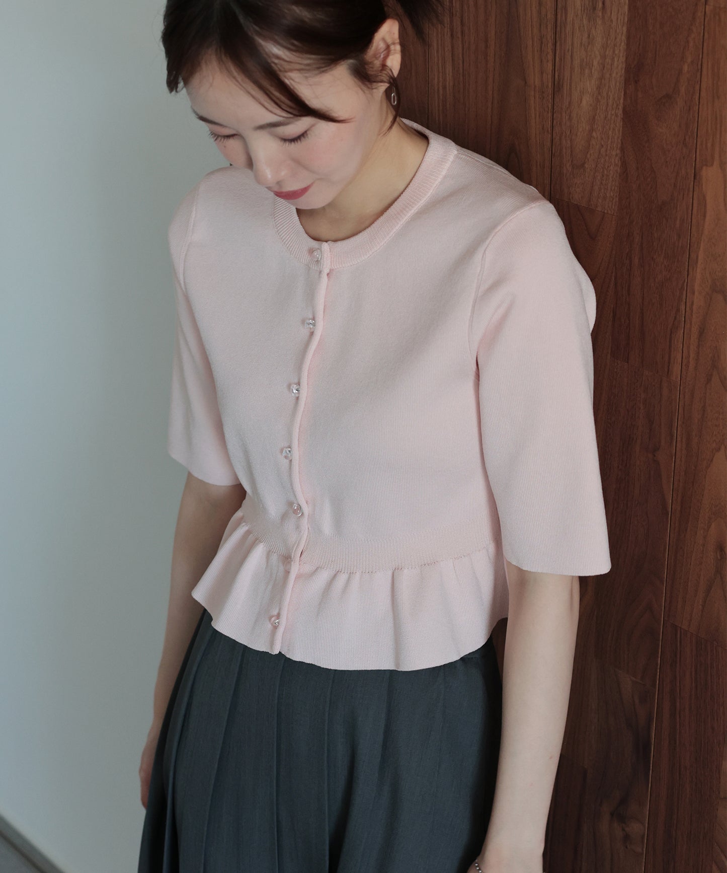 【早割5％OFF】クリアボタンペプラムカーディガン