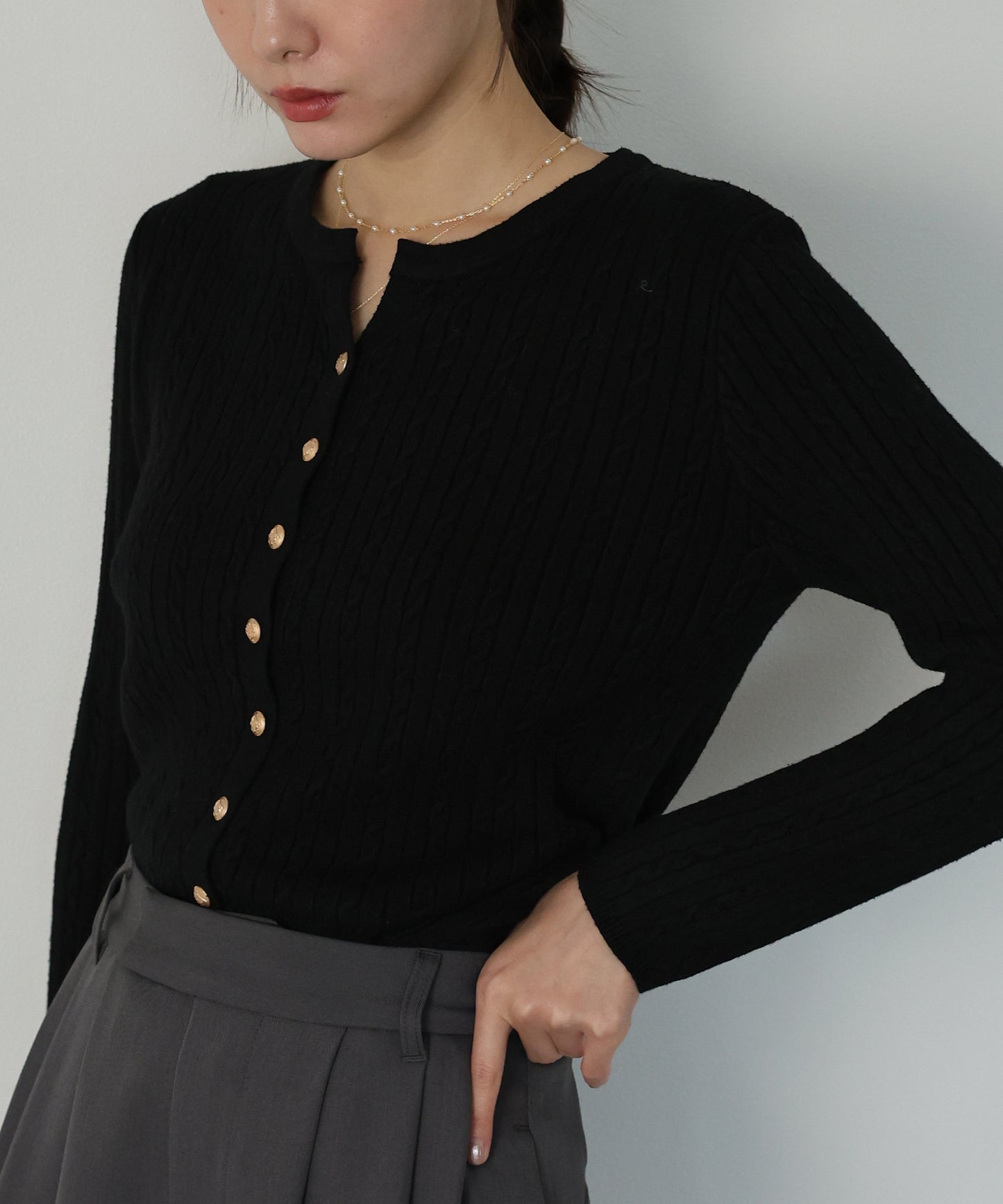 ゴールドボタンケーブルクルーカーディガン