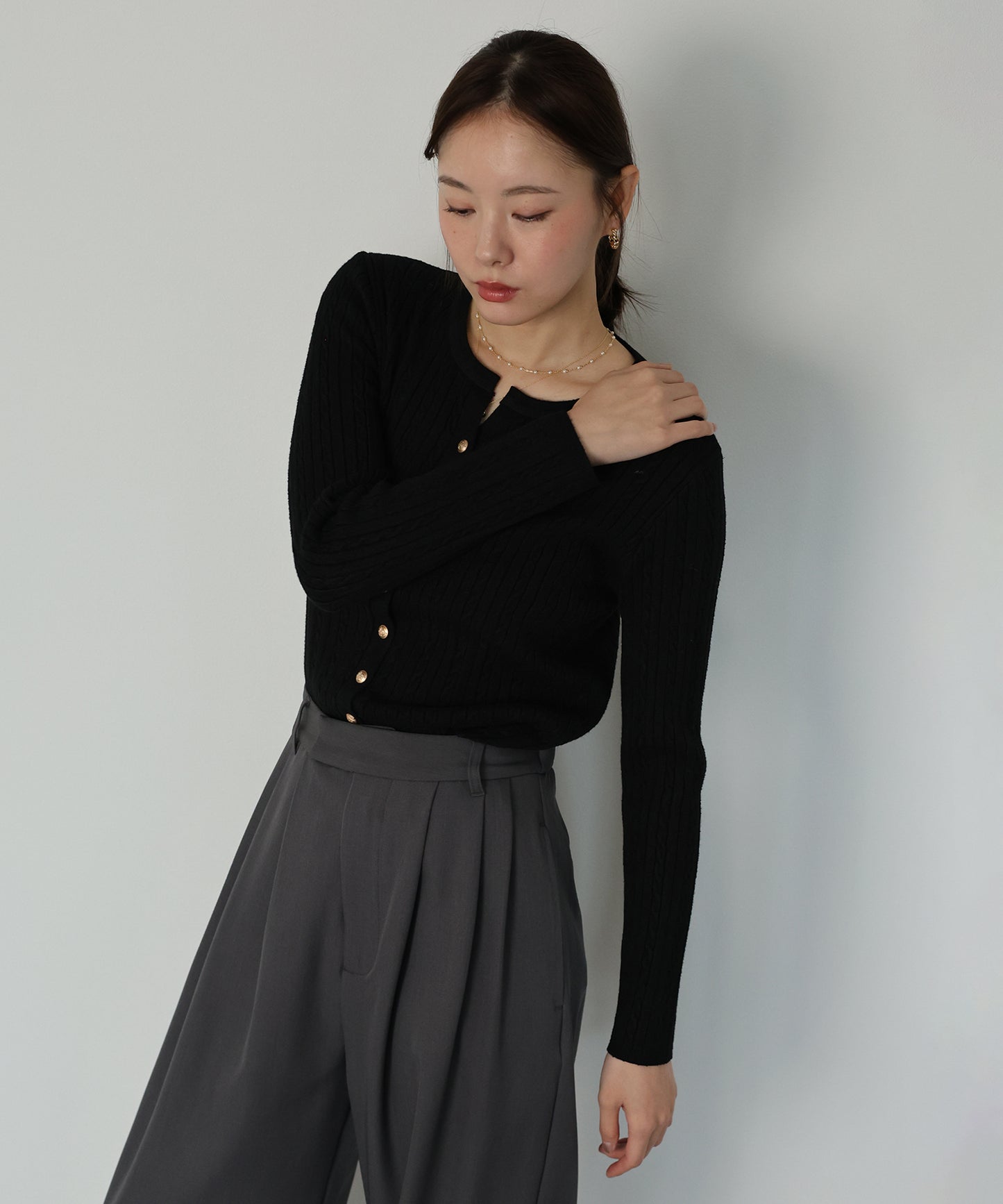 ゴールドボタンケーブルクルーカーディガン