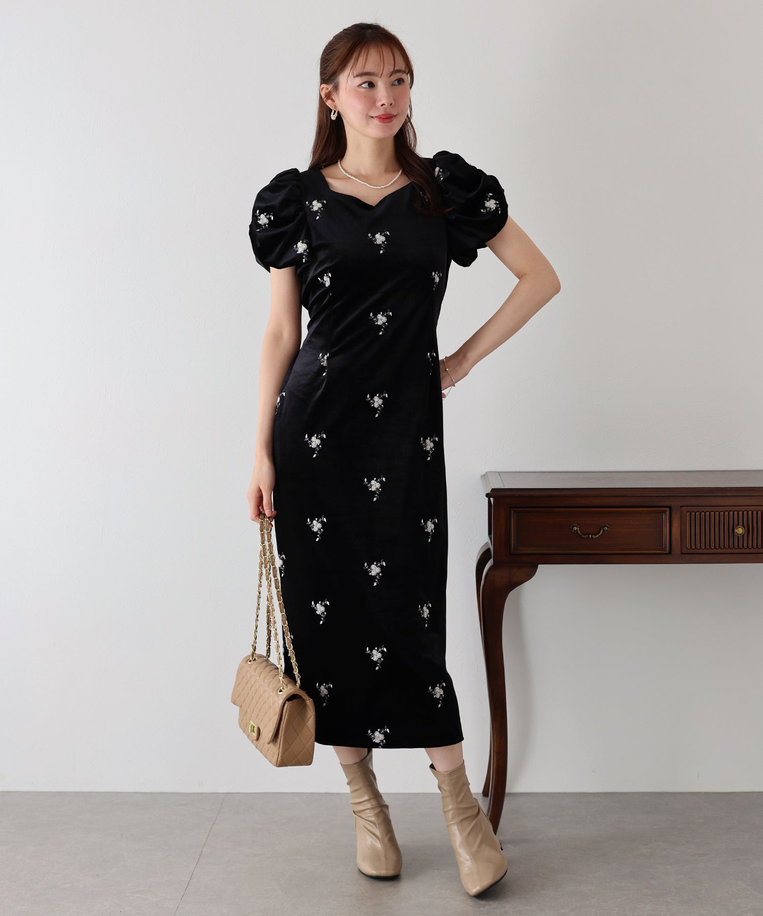 フラワー刺繍ハートネックベロアワンピース – BLUE ONLINE