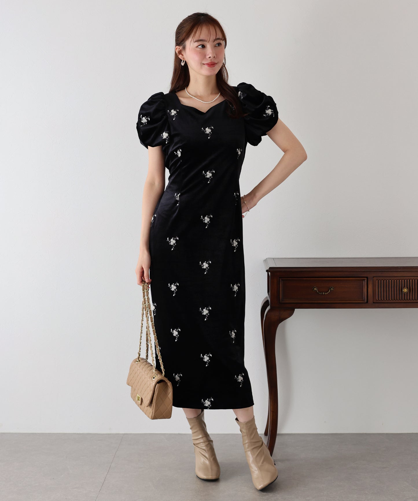 フラワー刺繍ハートネックベロアワンピース