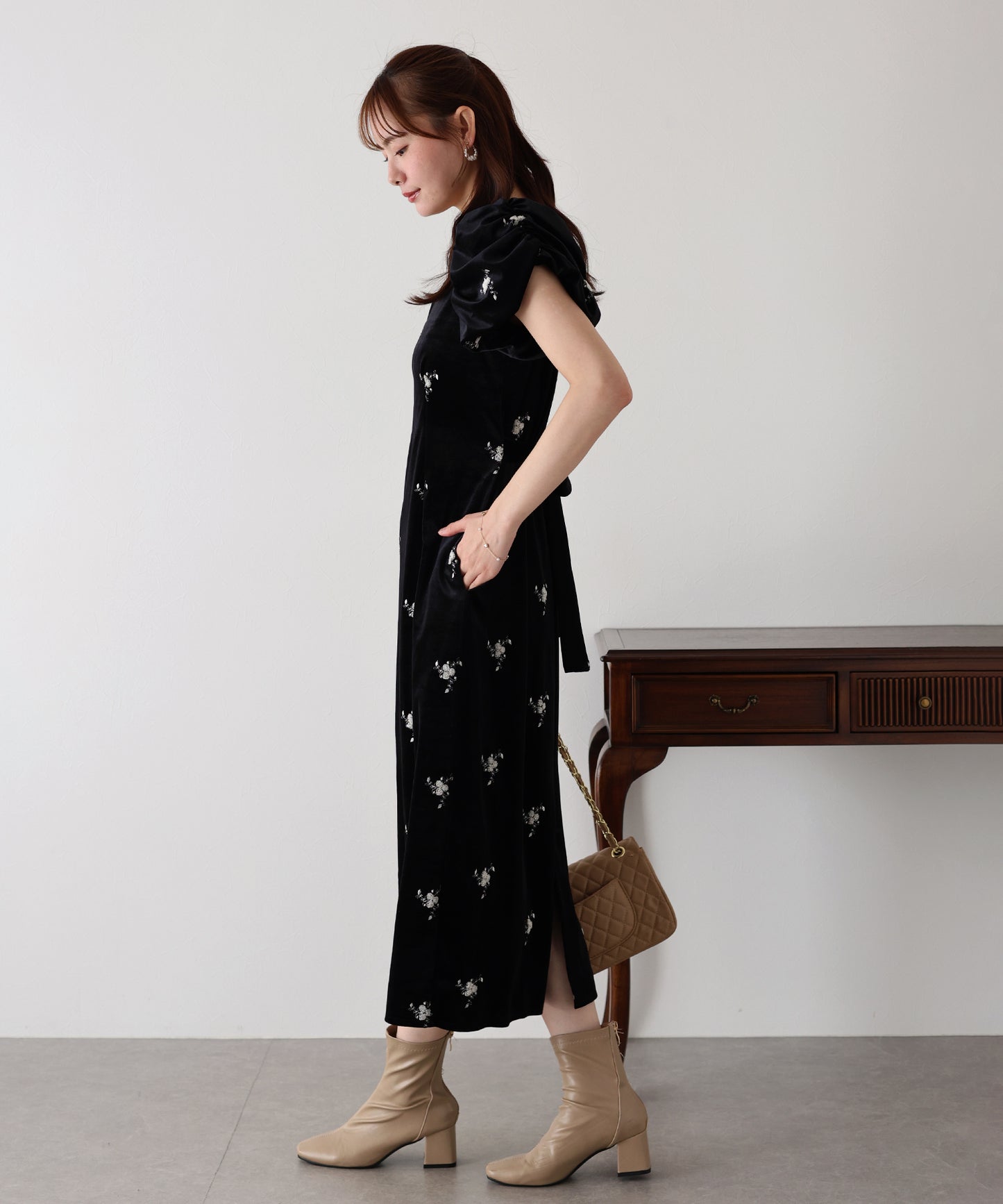 フラワー刺繍ハートネックベロアワンピース