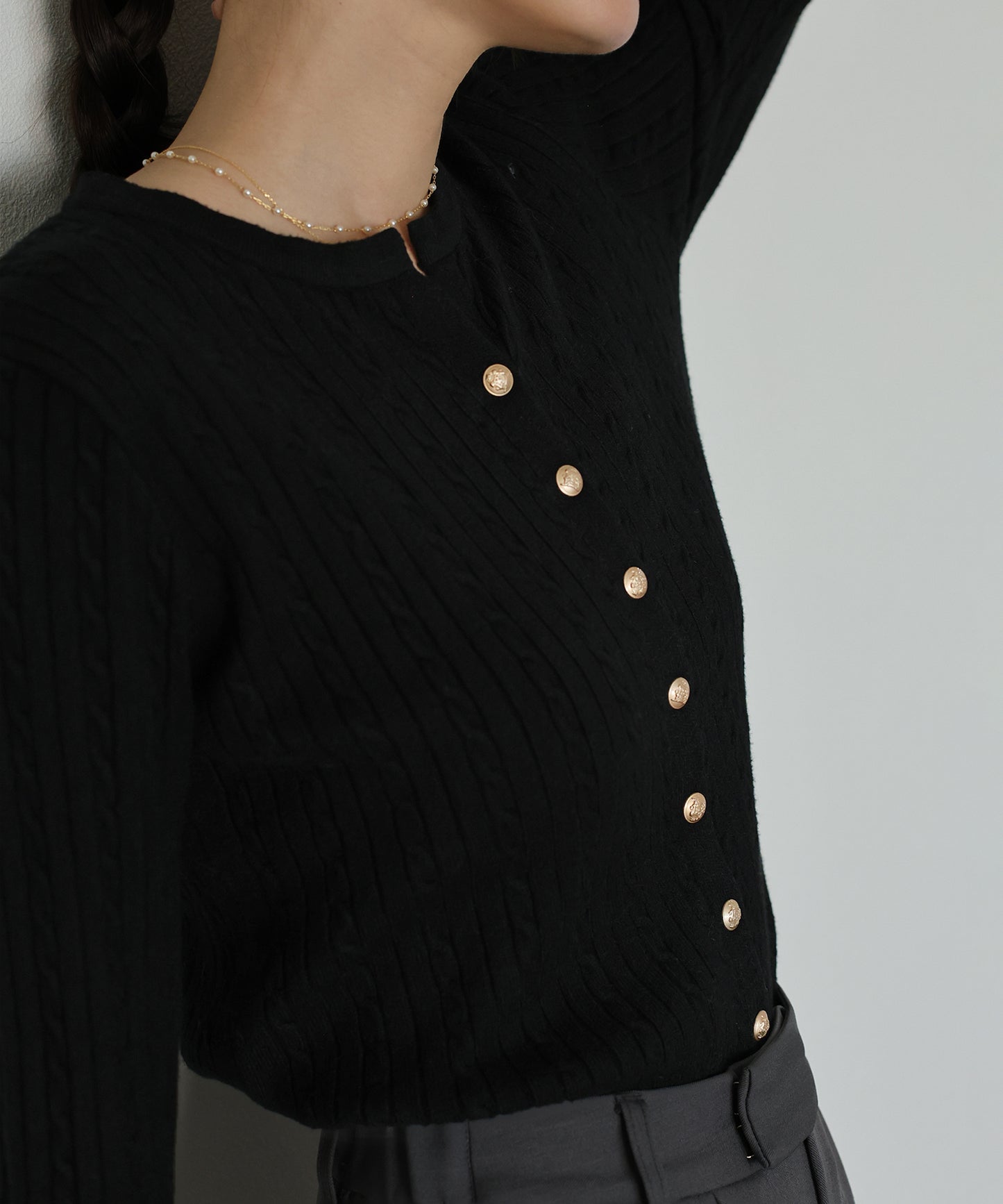 【早割5％OFF】ゴールドボタンケーブルクルーカーディガン