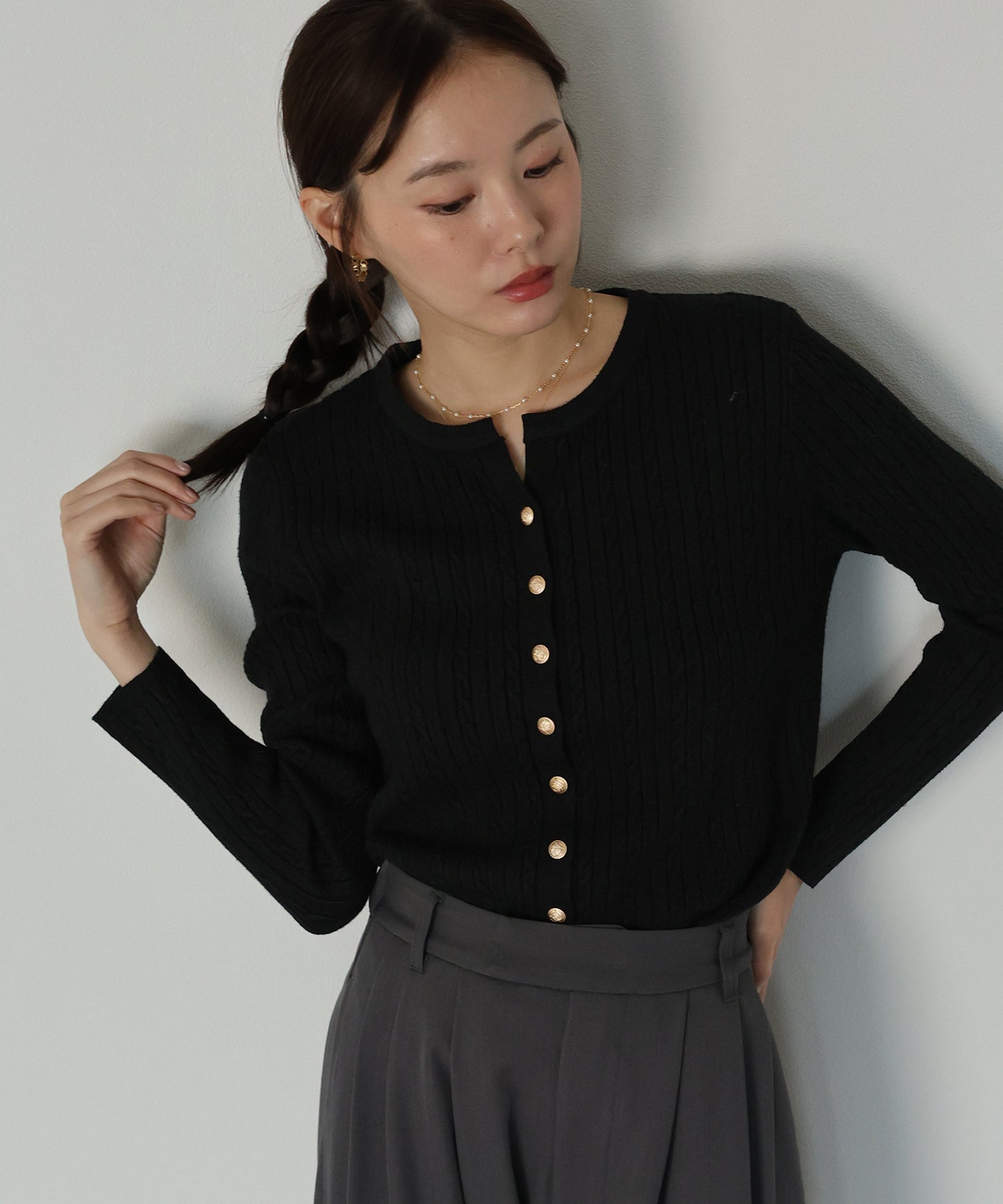 【早割5％OFF】ゴールドボタンケーブルクルーカーディガン