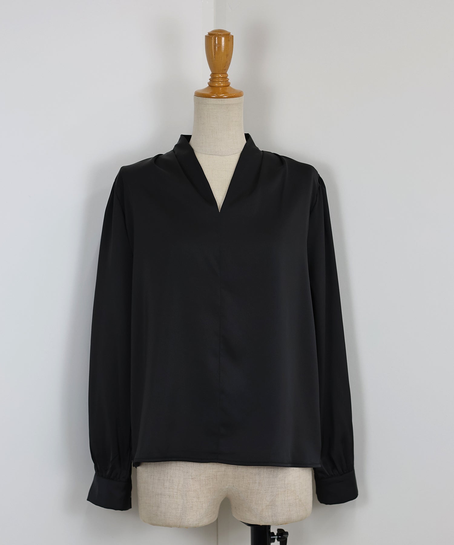 Vネックタックサテンブラウス【ネコポス】 – BLUE ONLINE