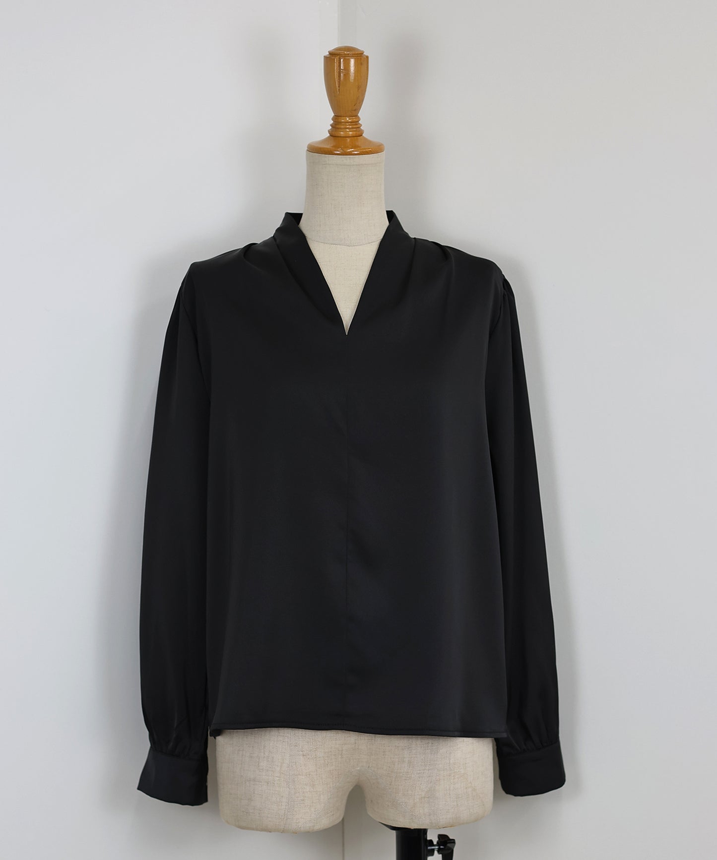 Vネックタックサテンブラウス【ネコポス】