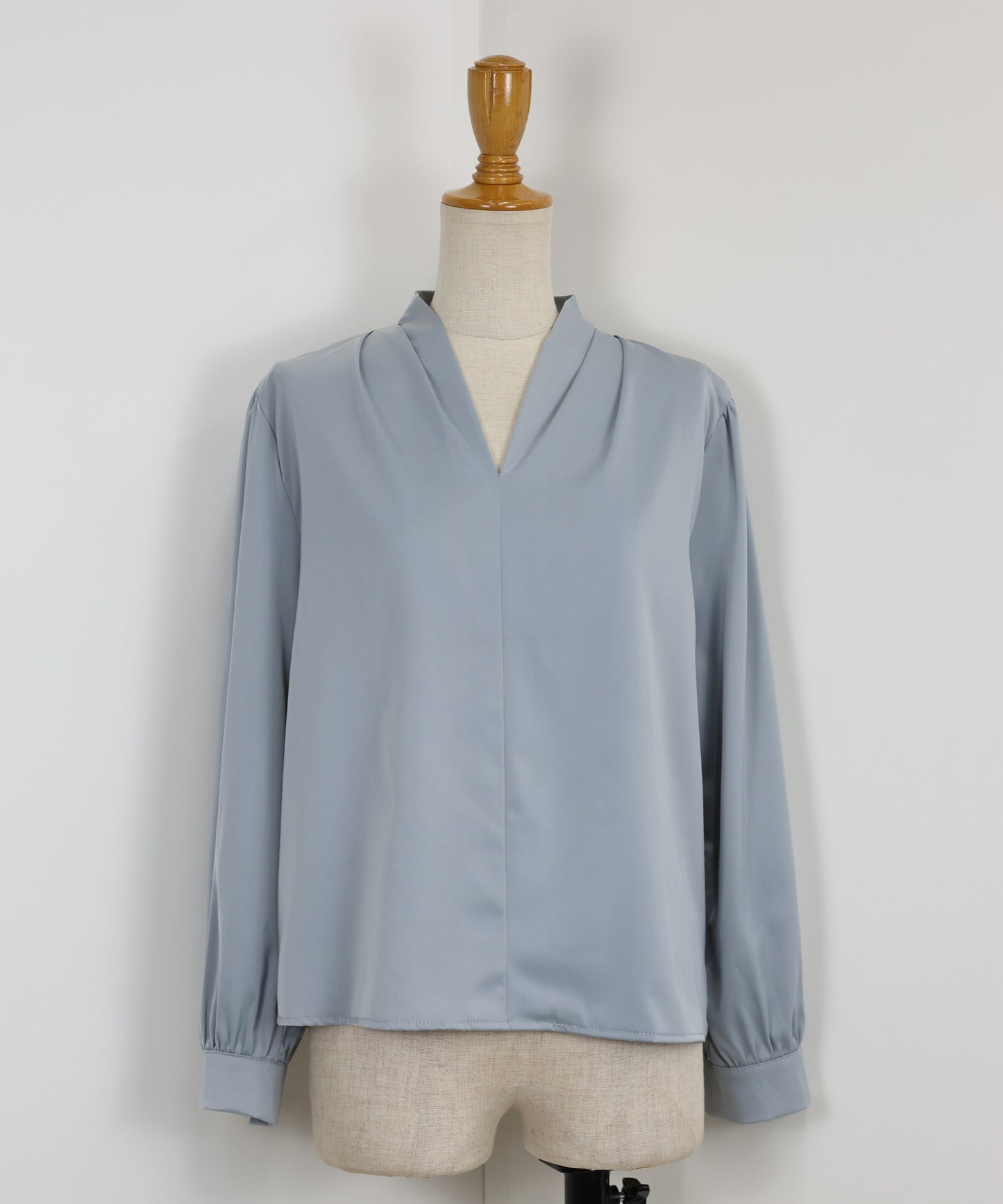 Vネックタックサテンブラウス【ネコポス】