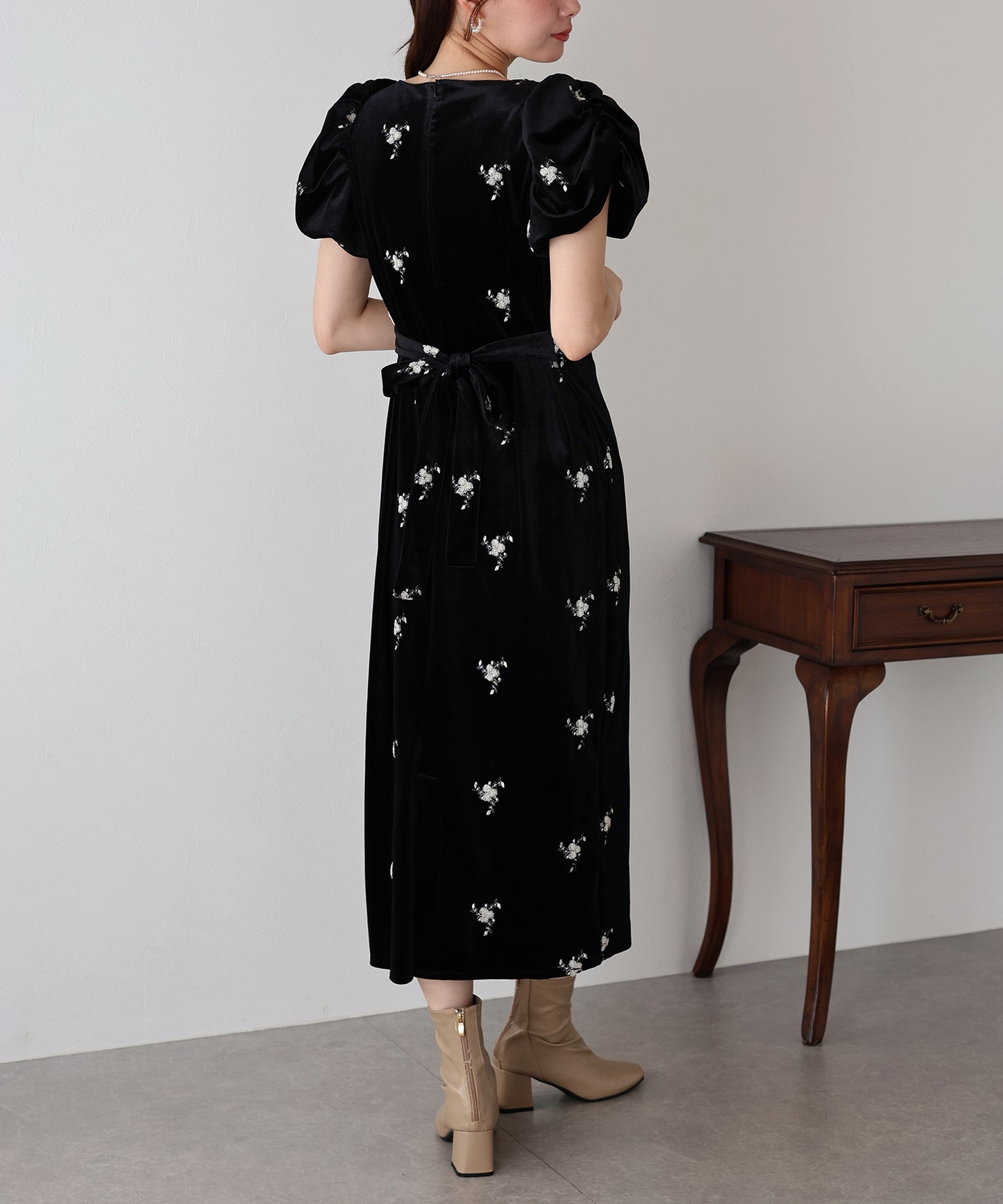 フラワー刺繍ハートネックベロアワンピース