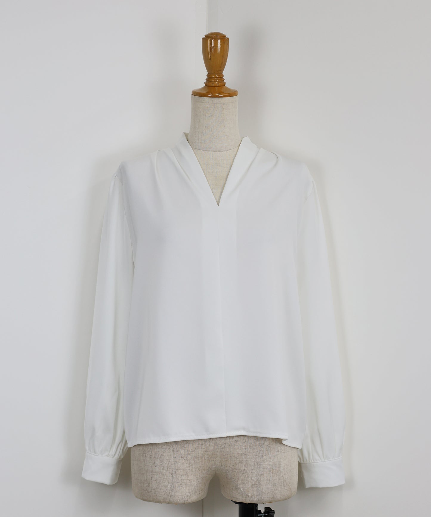 Vネックタックサテンブラウス【ネコポス】