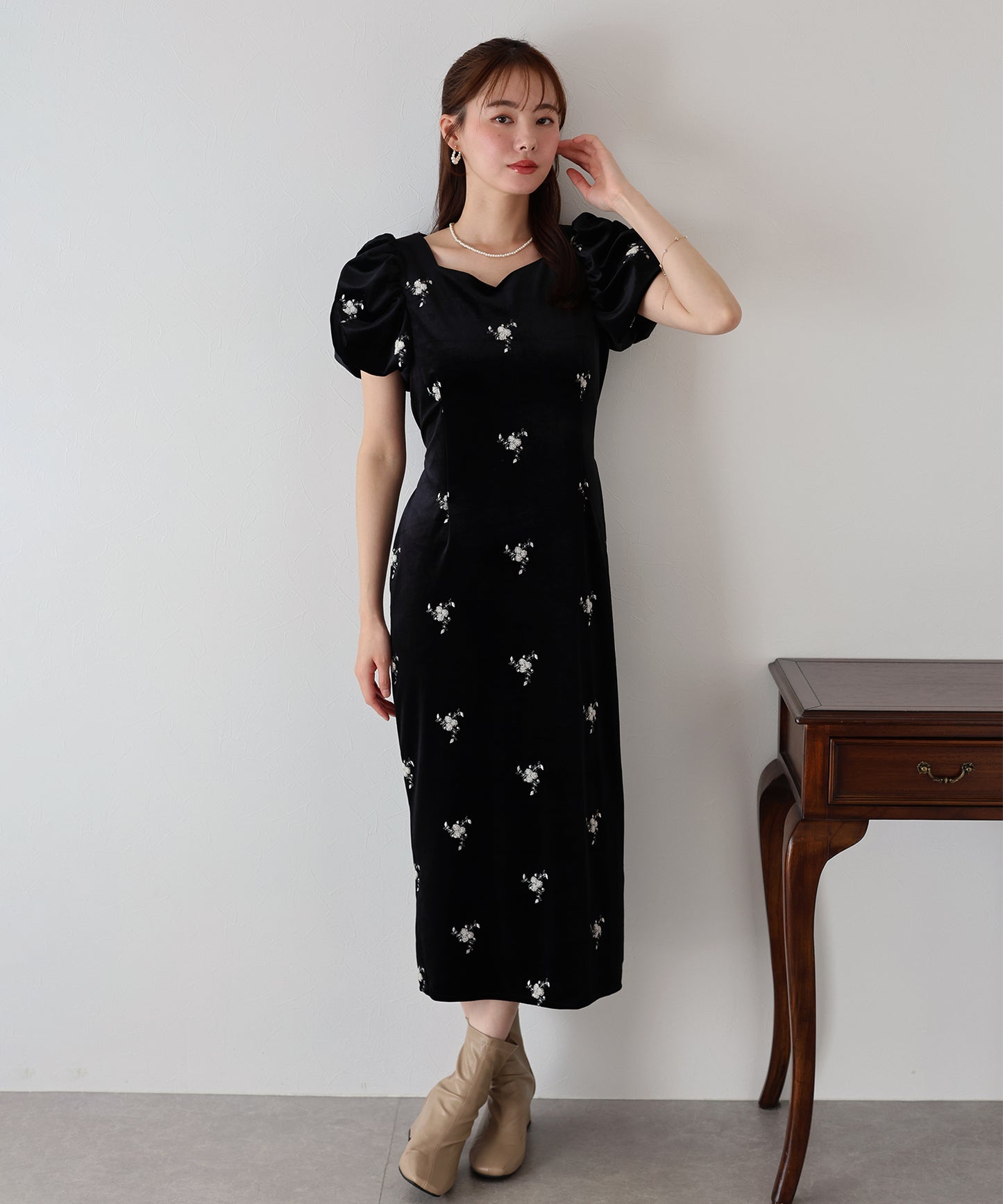 フラワー刺繍ハートネックベロアワンピース