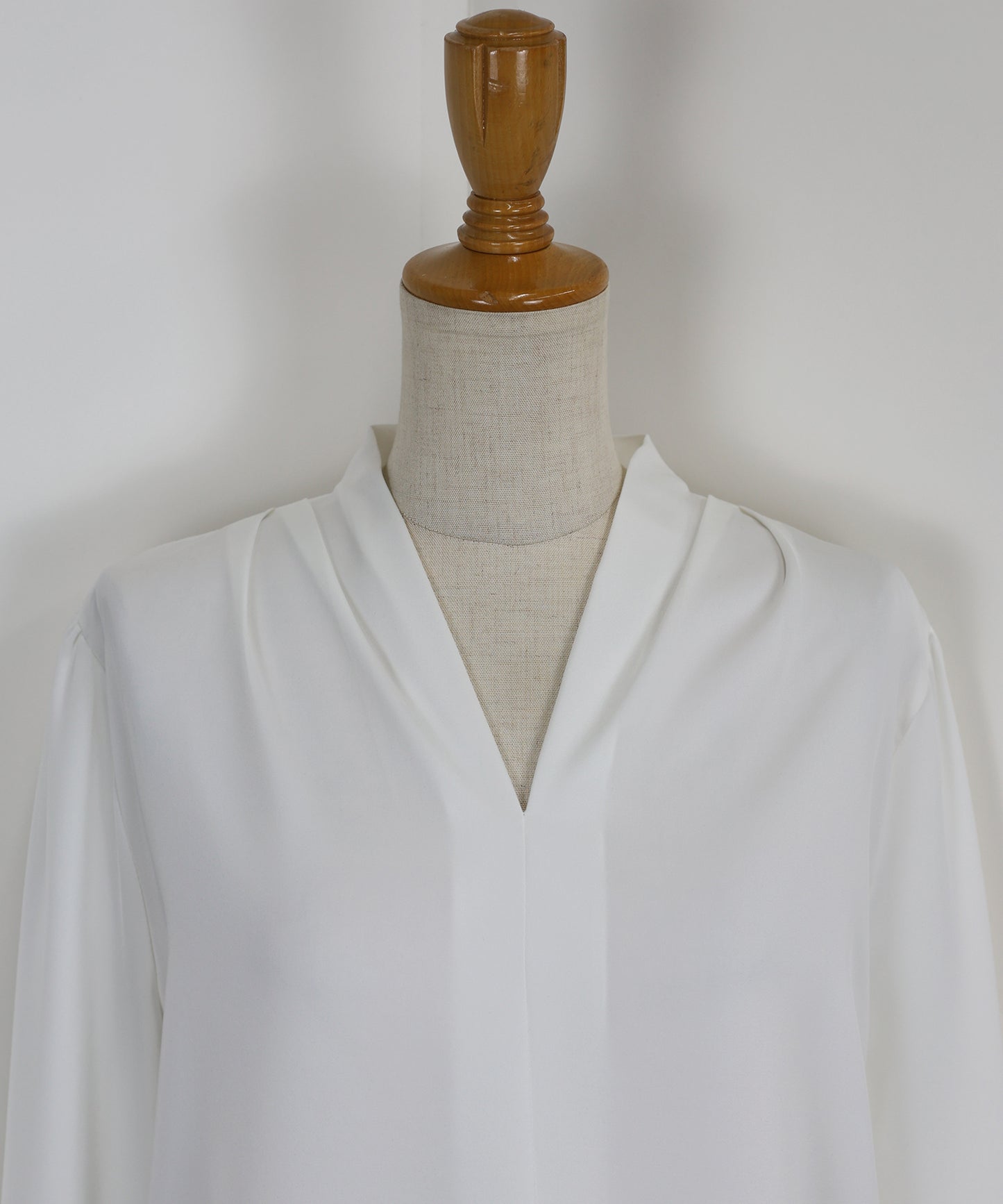 Vネックタックサテンブラウス【ネコポス】