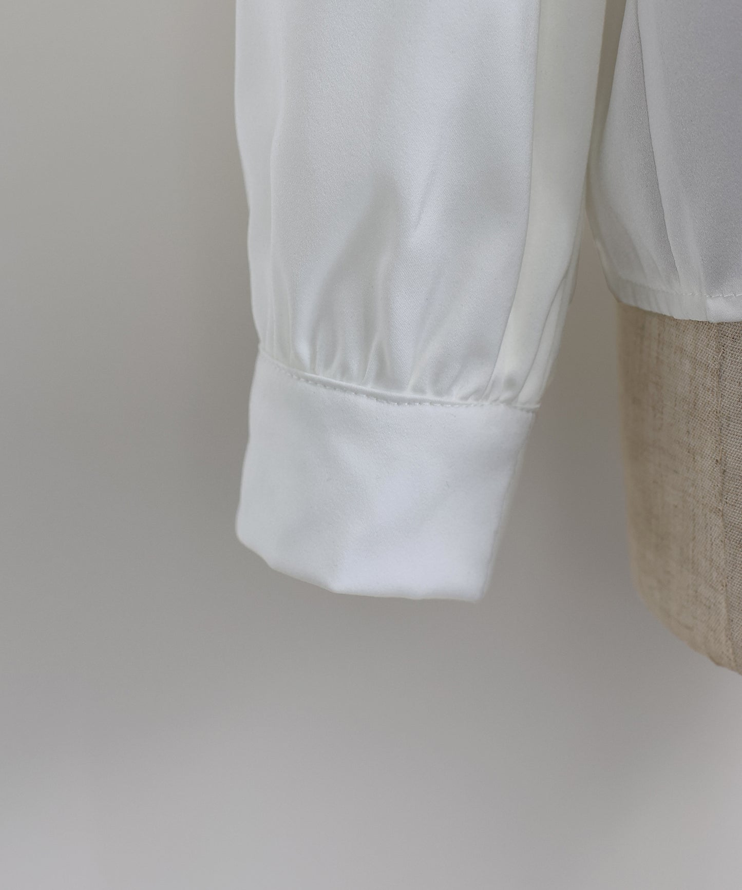 Vネックタックサテンブラウス【ネコポス】