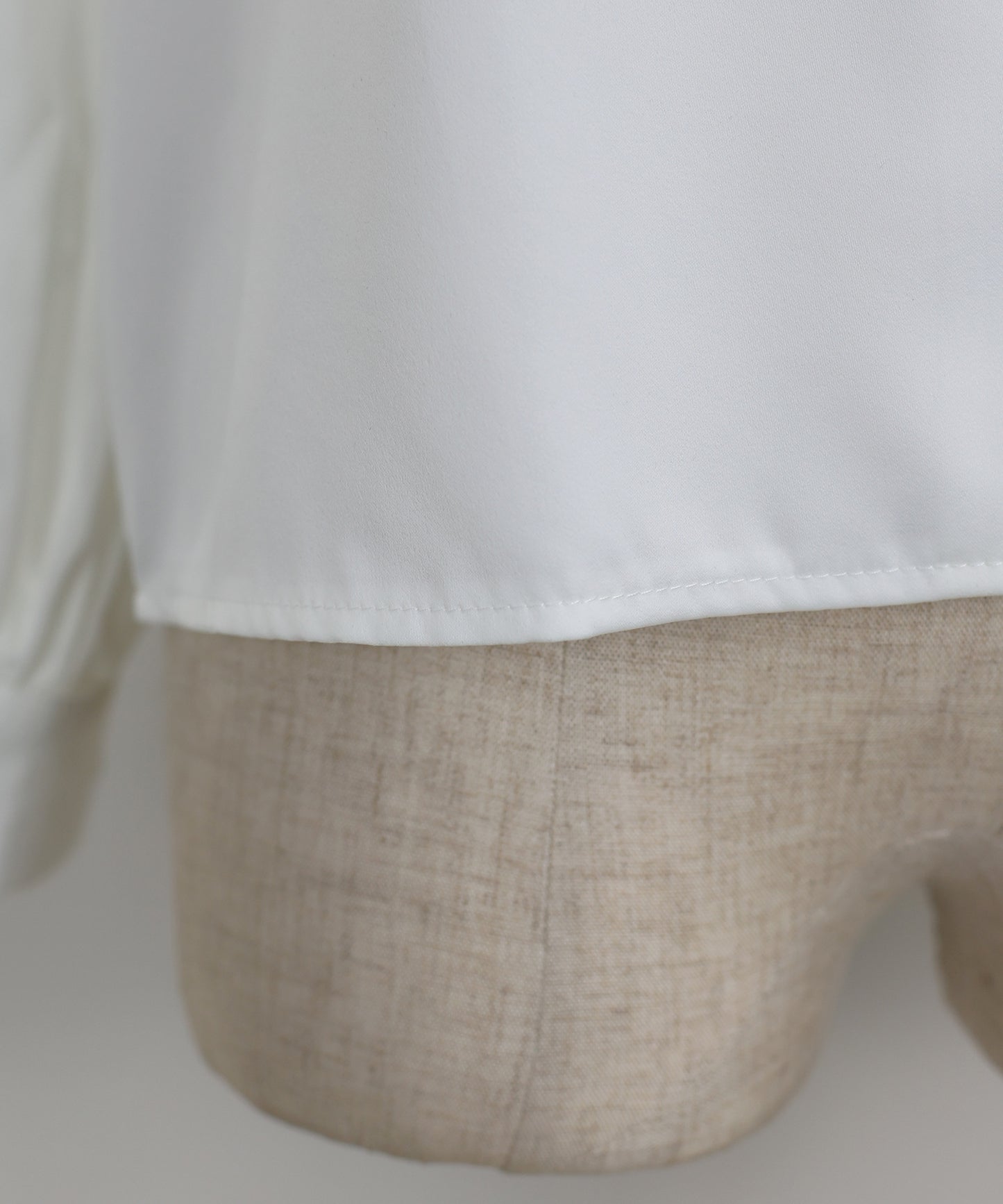 Vネックタックサテンブラウス【ネコポス】