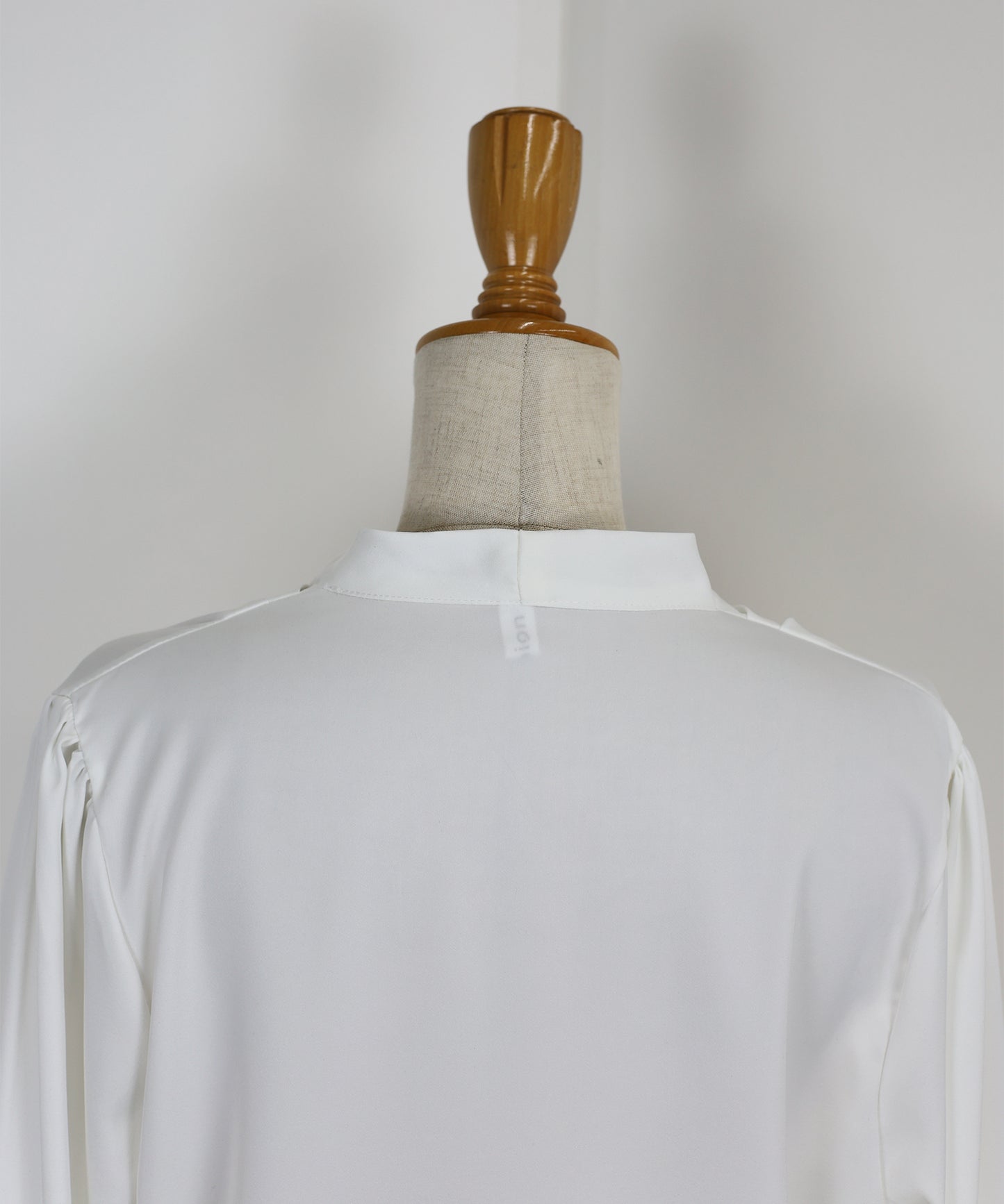 Vネックタックサテンブラウス【ネコポス】