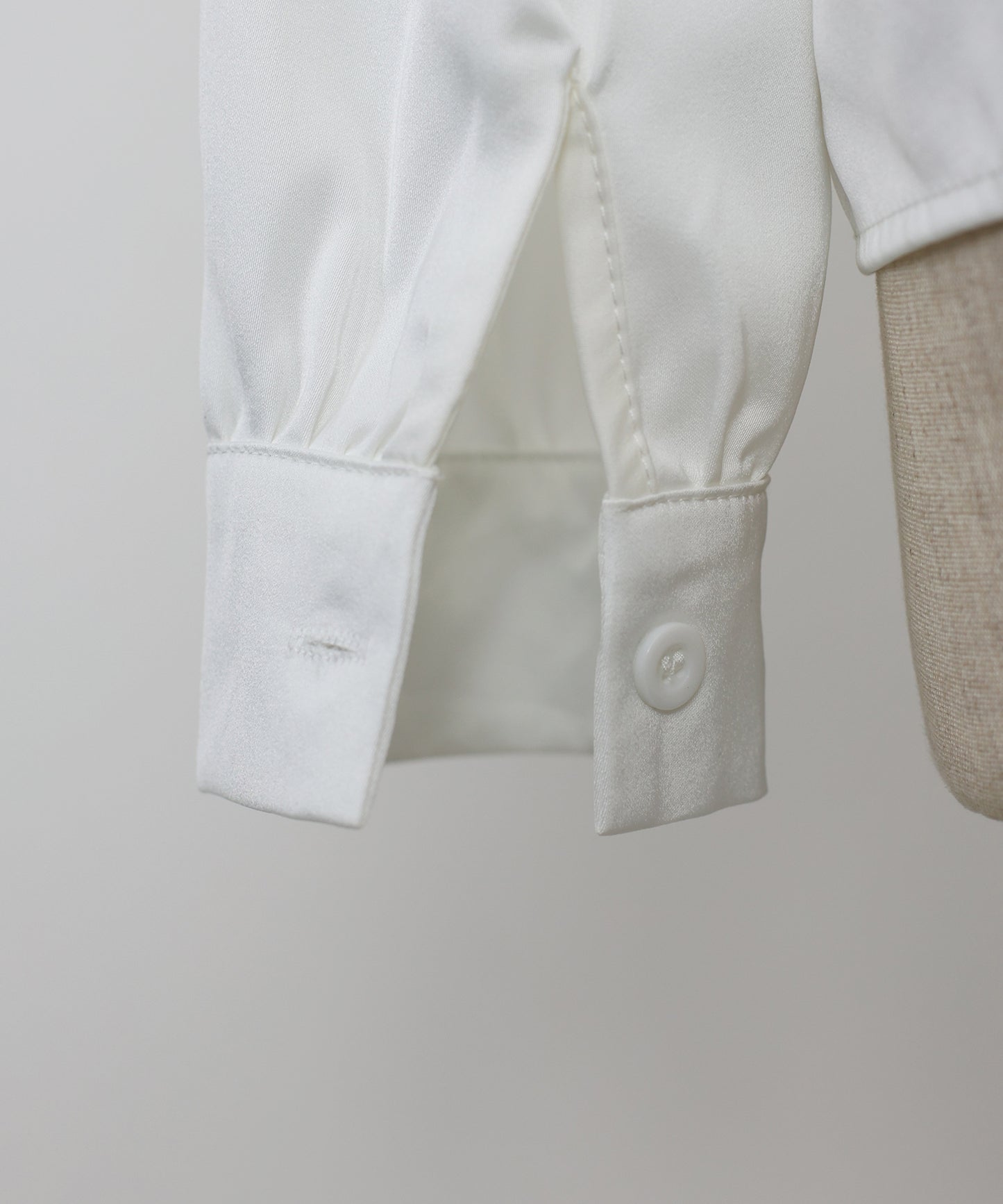 Vネックタックサテンブラウス【ネコポス】