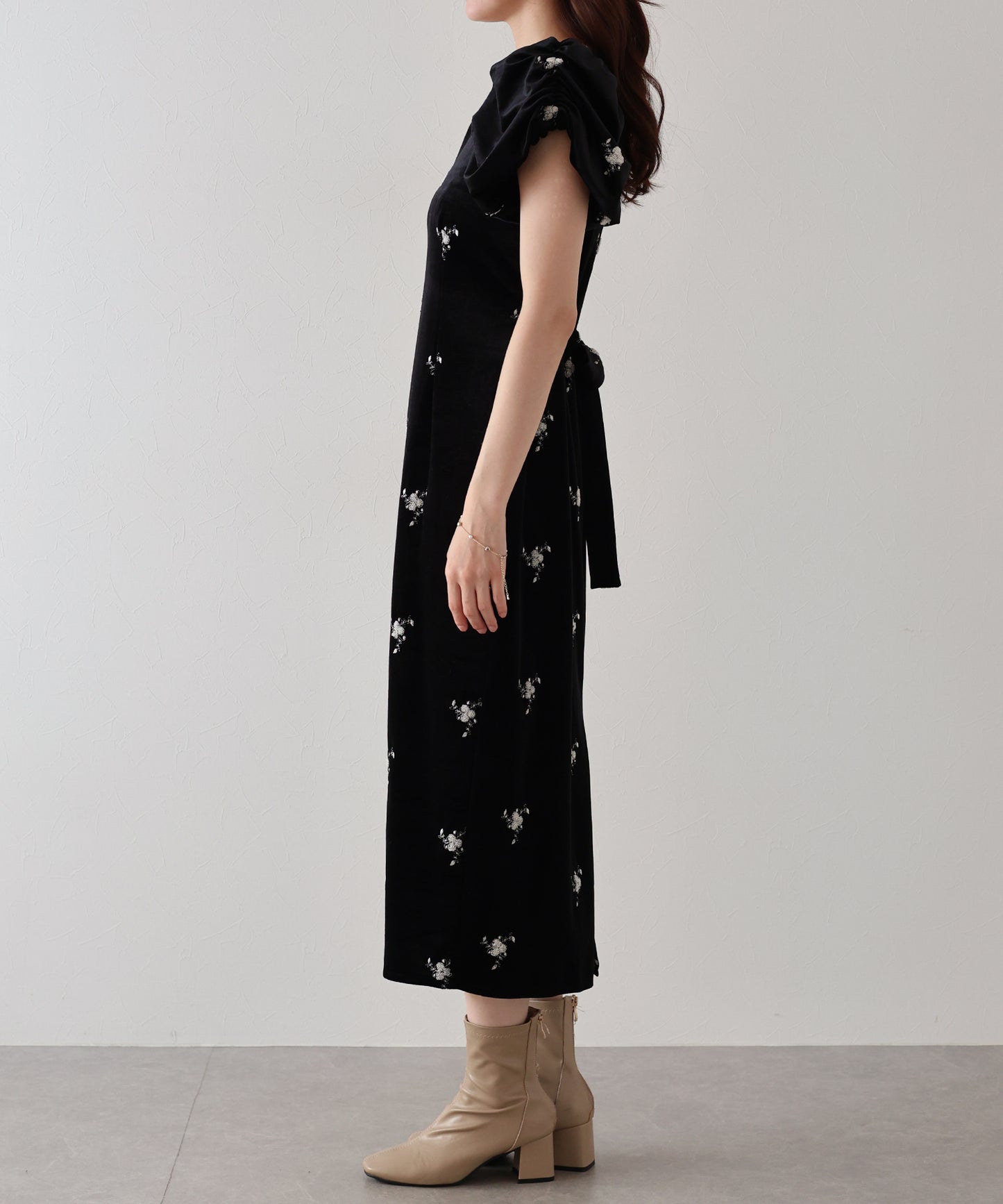 フラワー刺繍ハートネックベロアワンピース