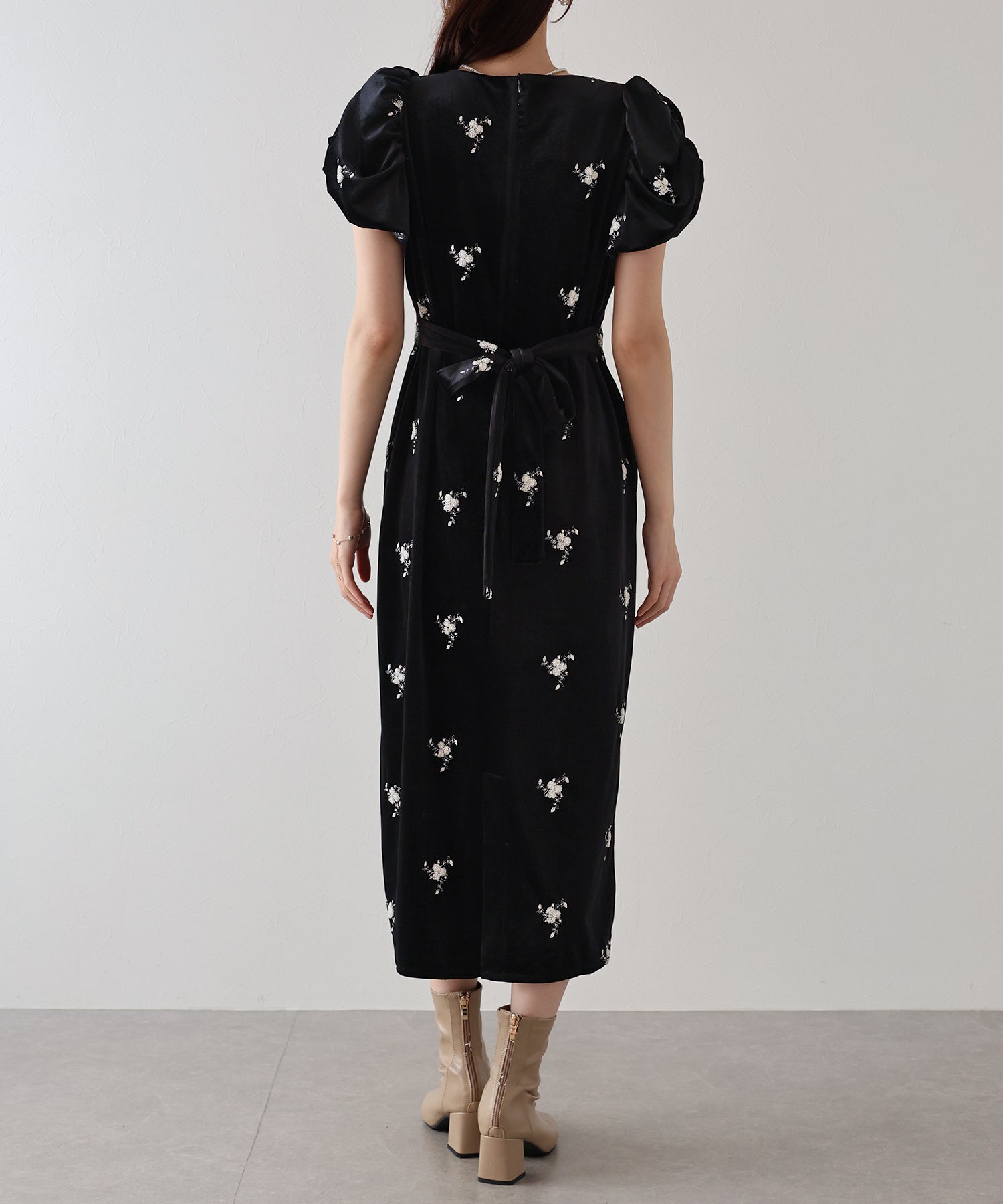 フラワー刺繍ハートネックベロアワンピース – BLUE ONLINE