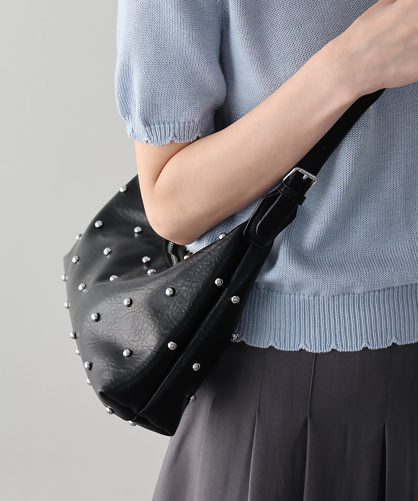 スタッズハンドバッグ