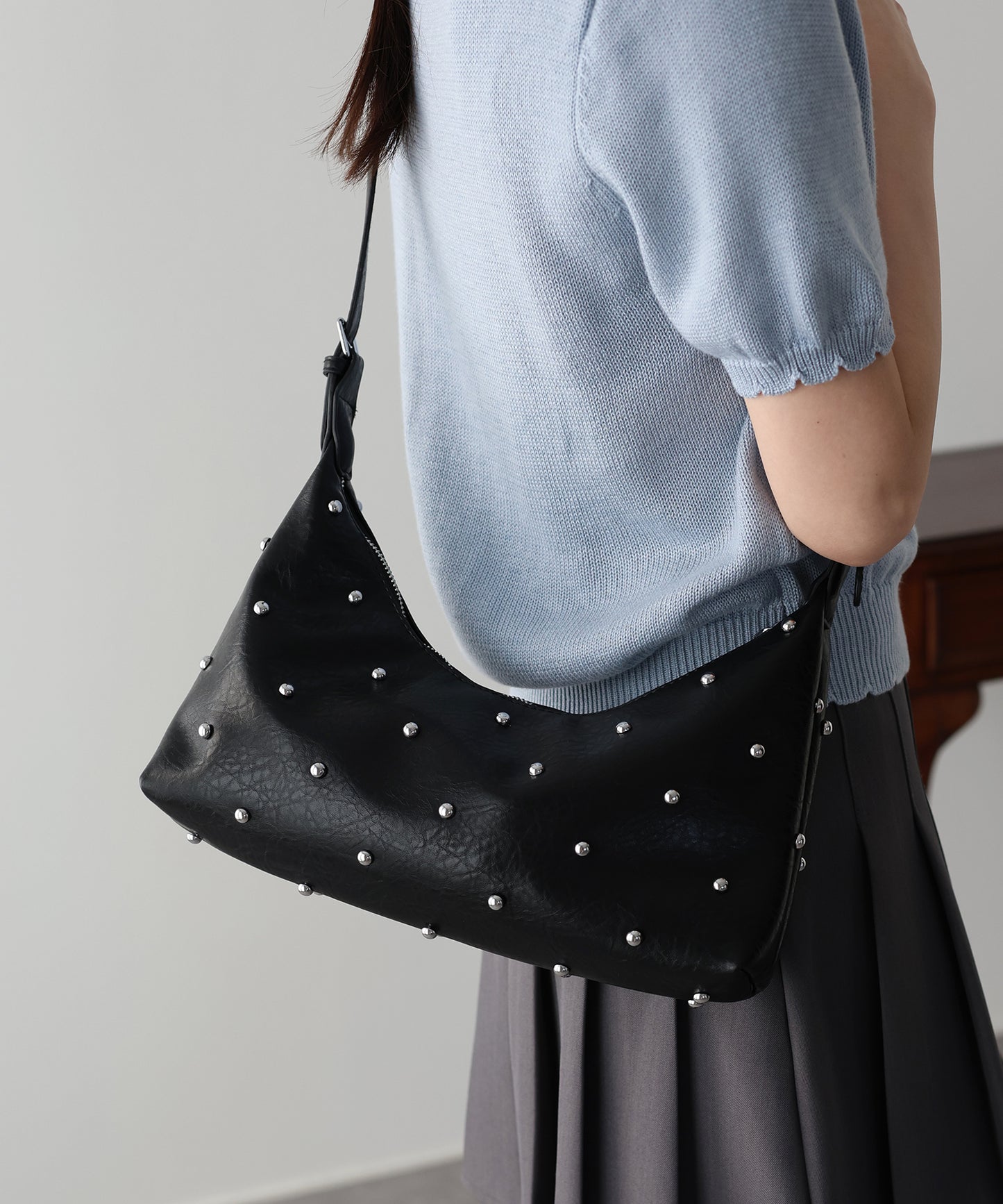 【早割5％OFF】スタッズハンドバッグ