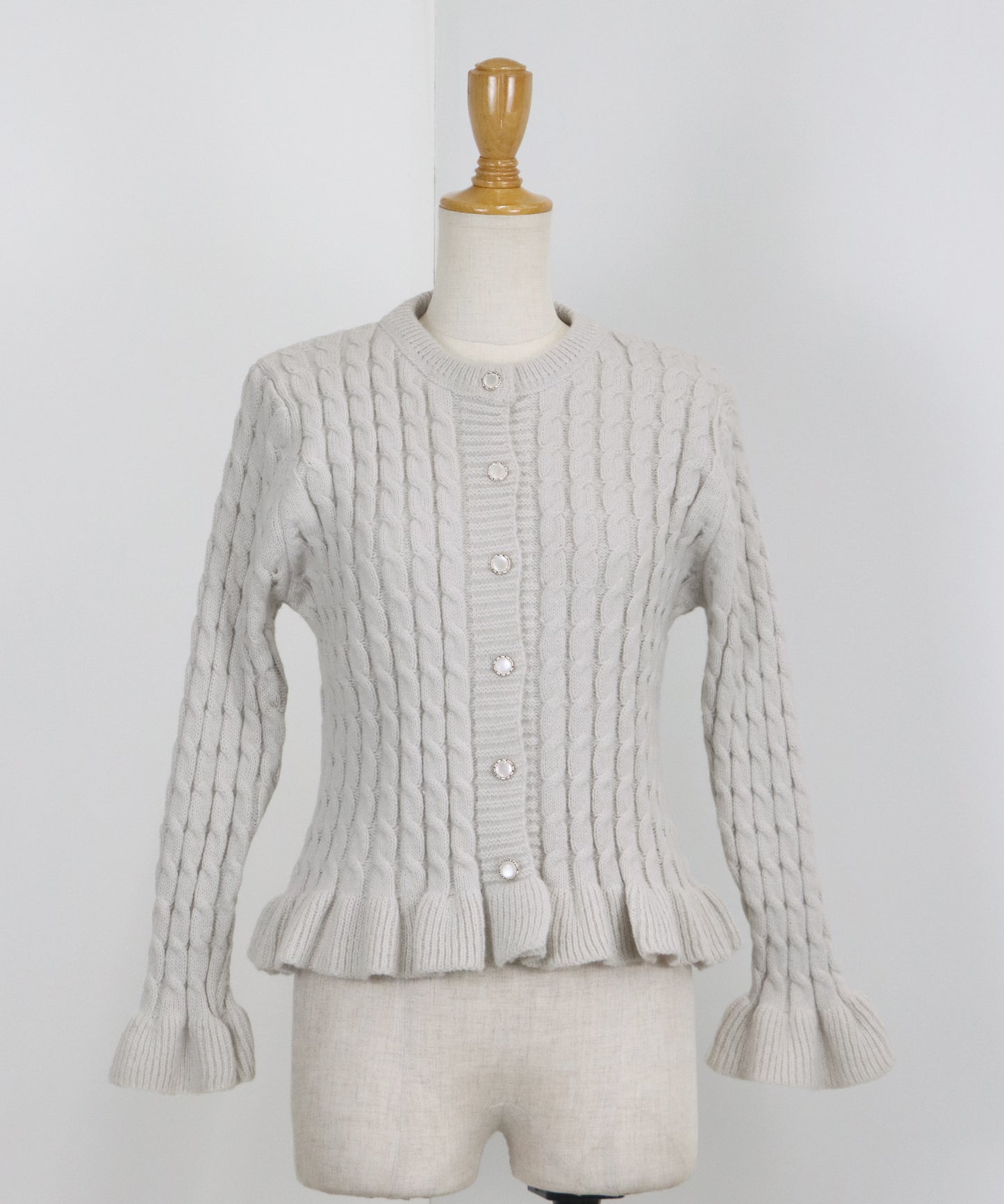 ケーブルペプラムカーディガン