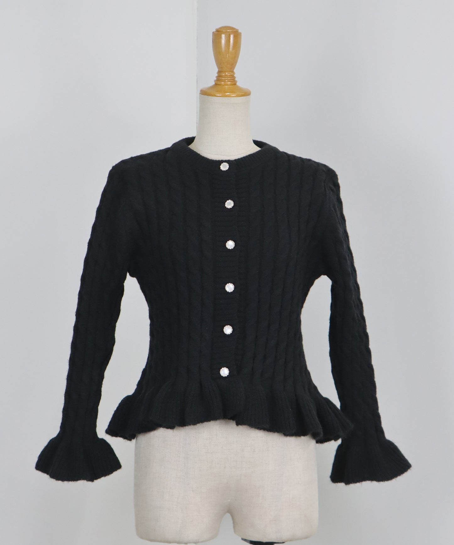 ケーブルペプラムカーディガン