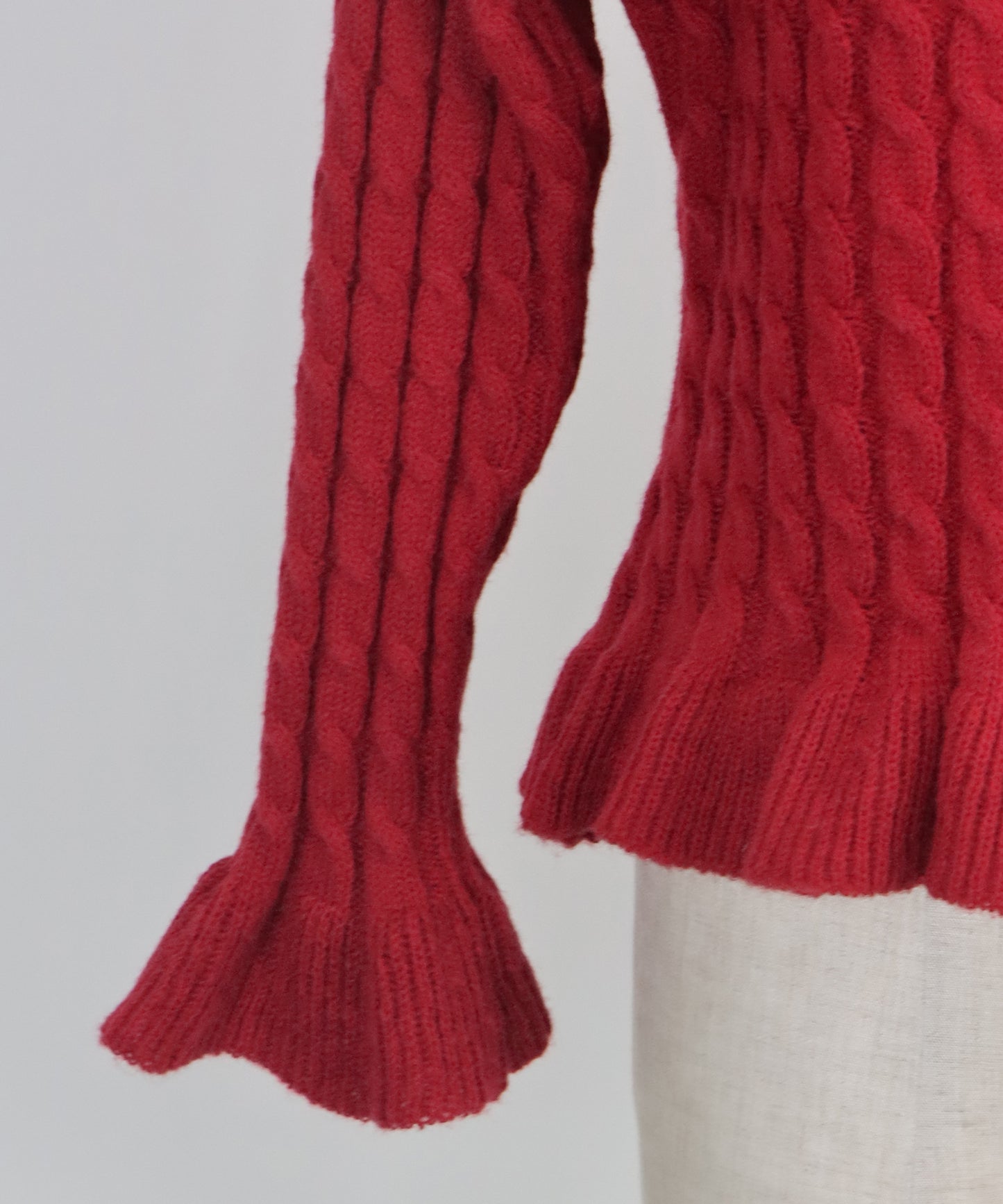 ケーブルペプラムカーディガン