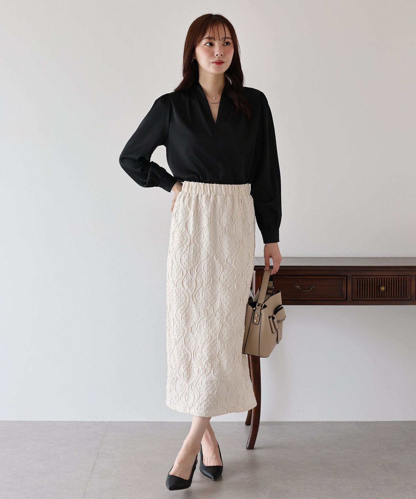 Vネックタックサテンブラウス【ネコポス】