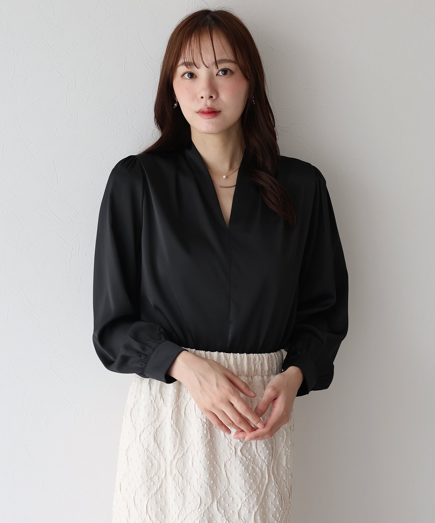 Vネックタックサテンブラウス【ネコポス】 – BLUE ONLINE