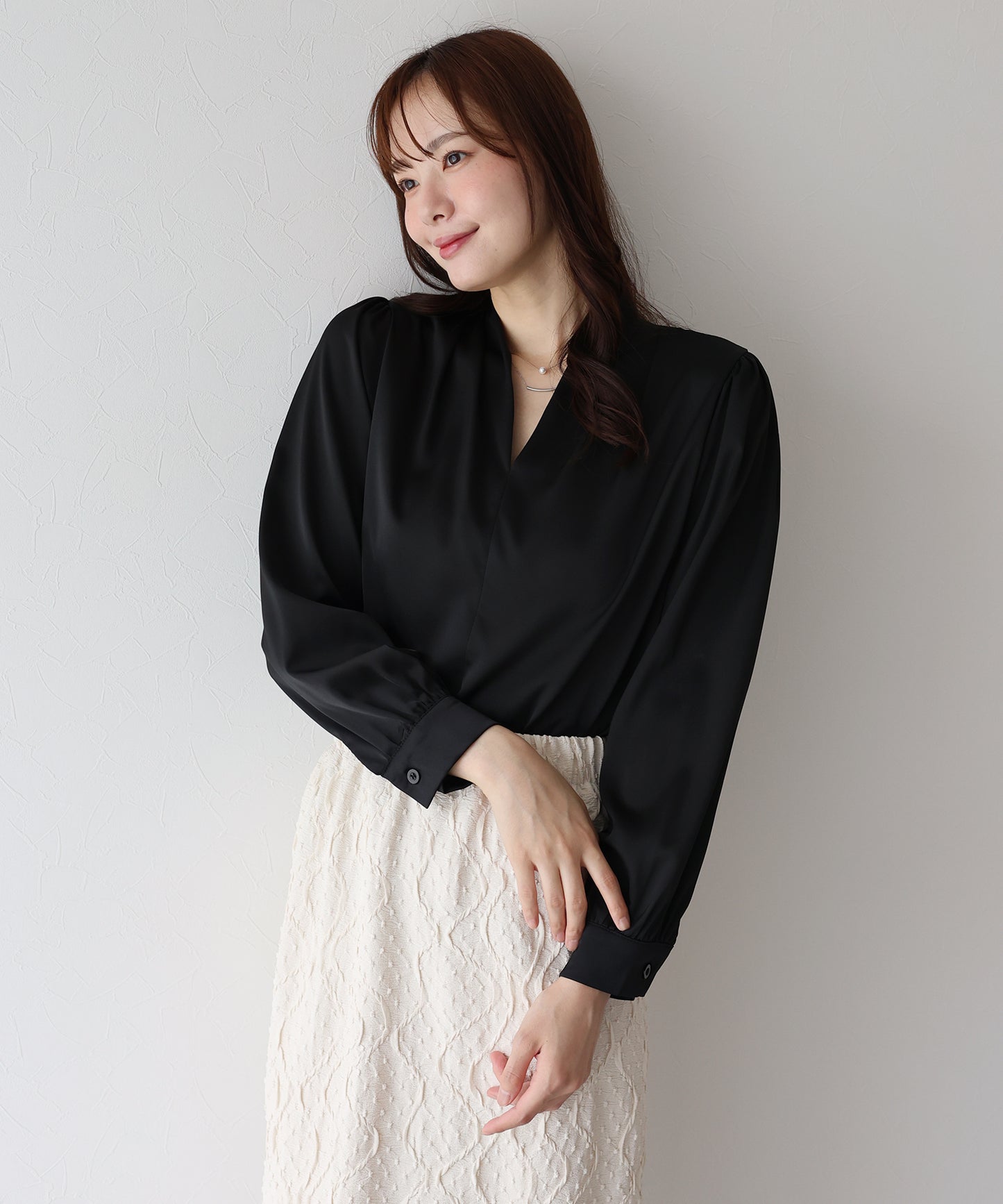 Vネックタックサテンブラウス【ネコポス】