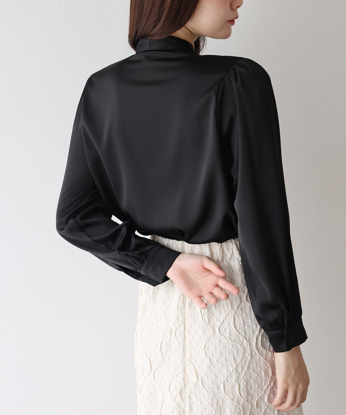 Vネックタックサテンブラウス【ネコポス】