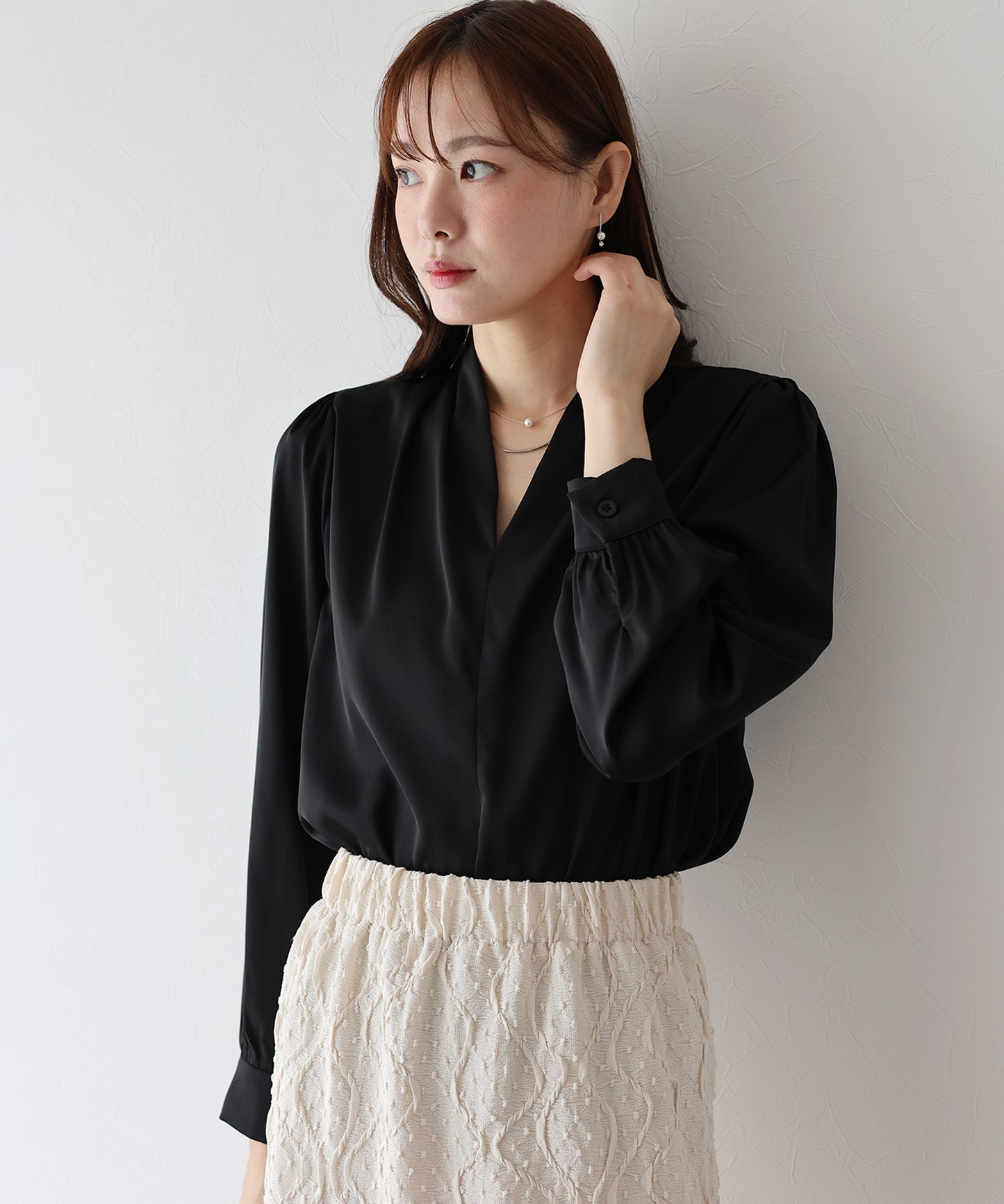 Vネックタックサテンブラウス【ネコポス】