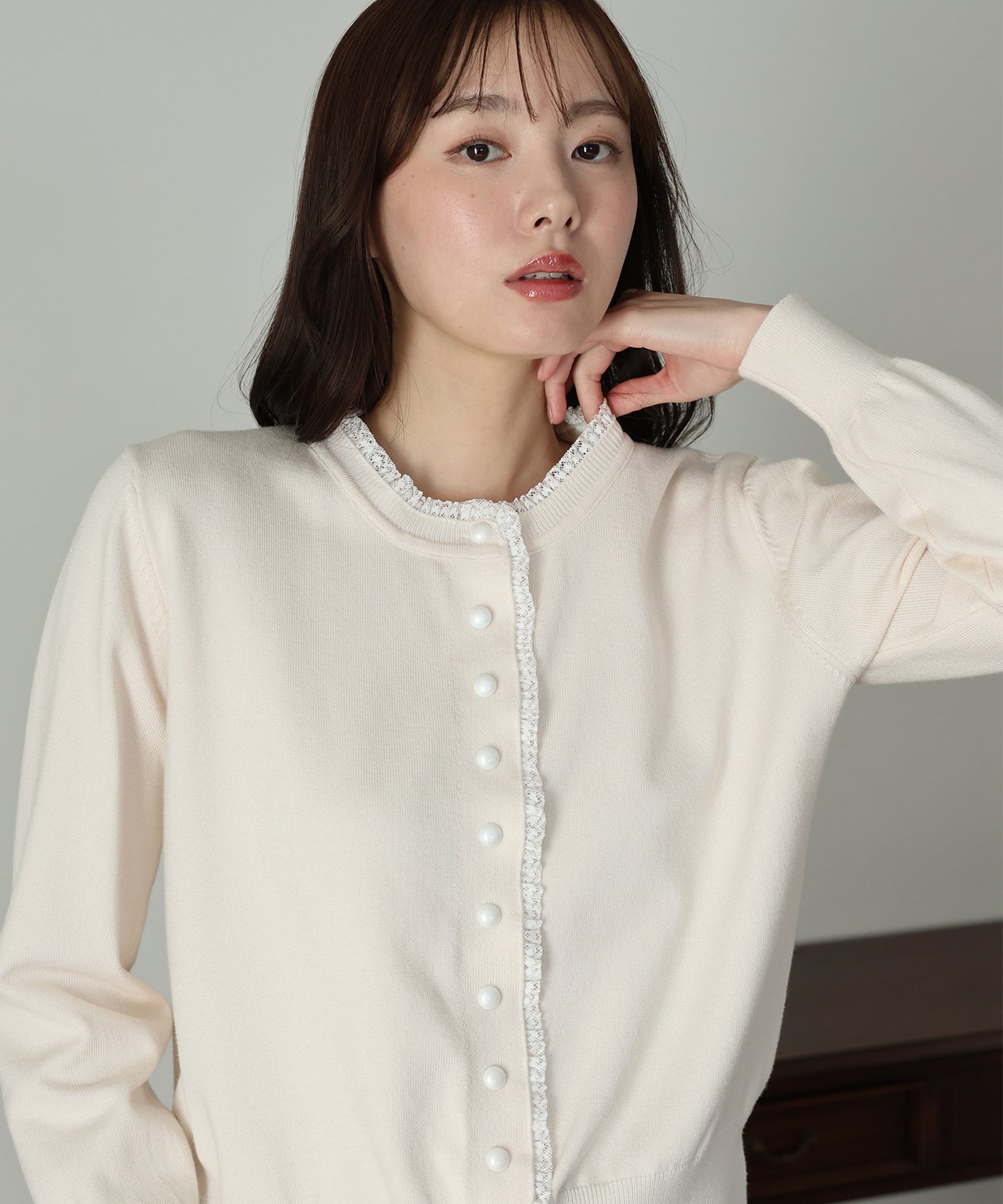 【早割5％OFF】レーストリムパールボタンカーディガン