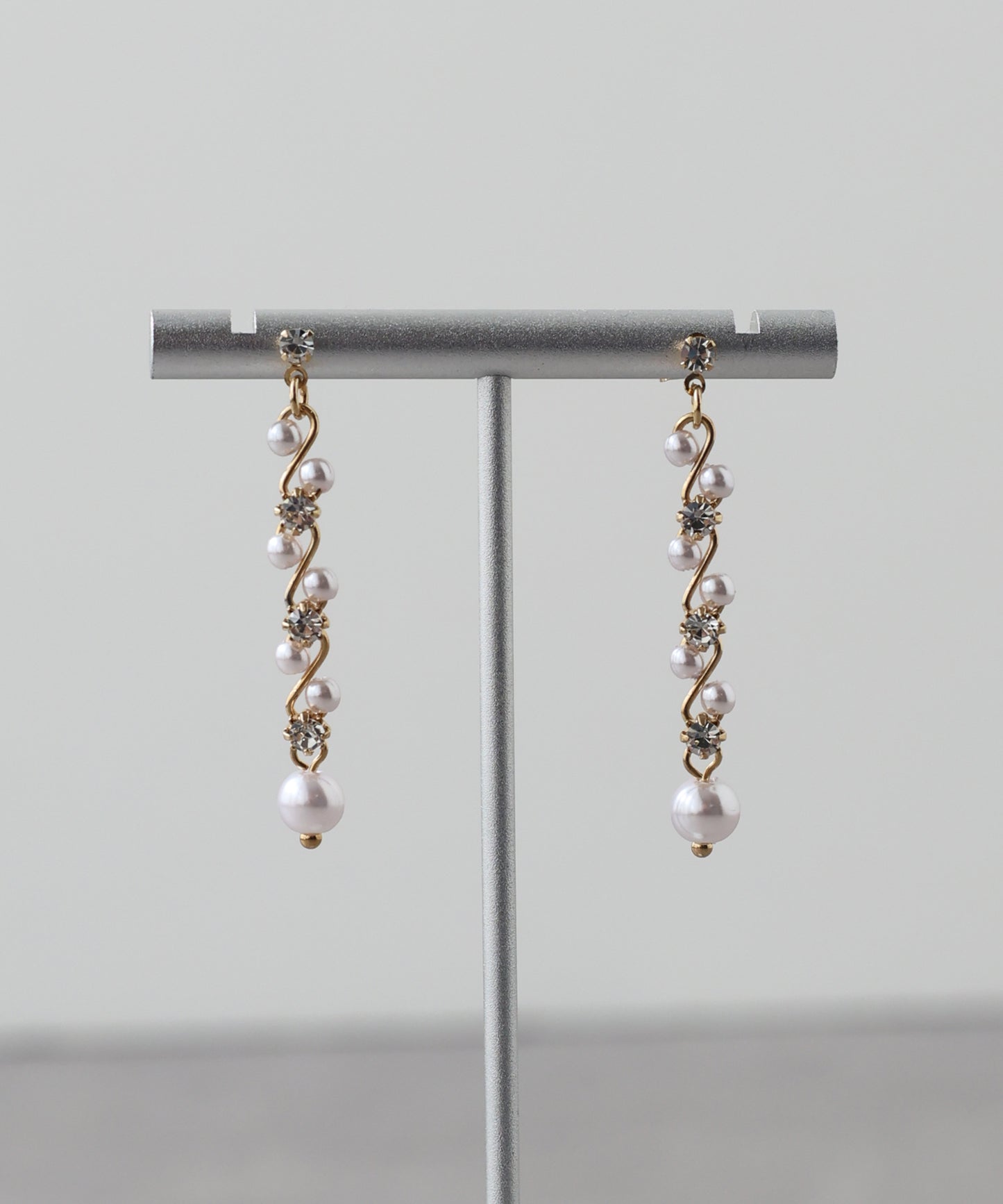ツイストパールビジューピアス【メール便】