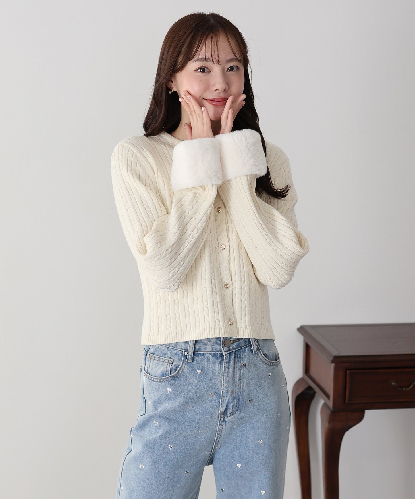 【早割5％OFF】袖ファーケーブルカーディガン