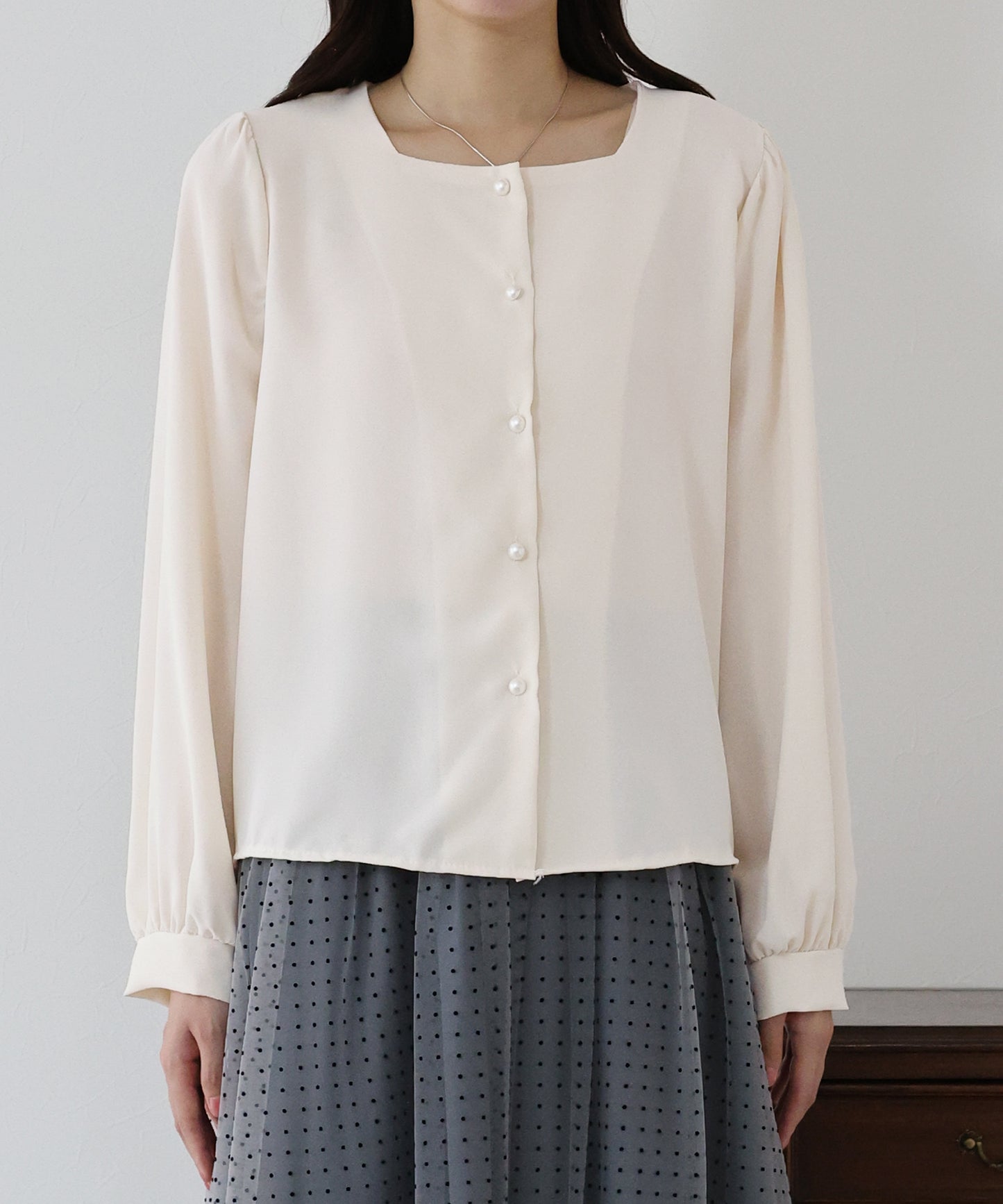 スクエアネックパールボタンブラウス【ネコポス】
