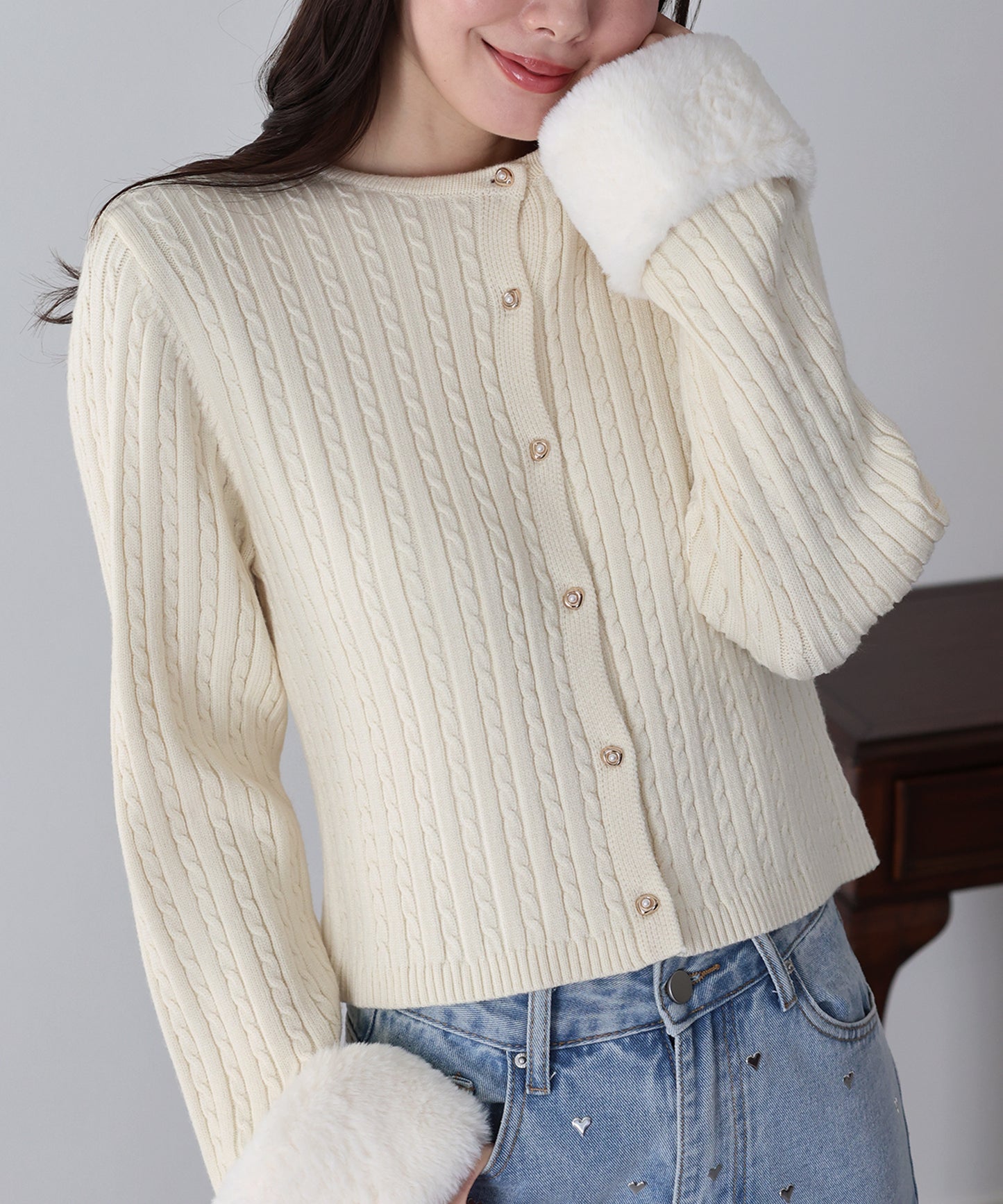 【早割5％OFF】袖ファーケーブルカーディガン