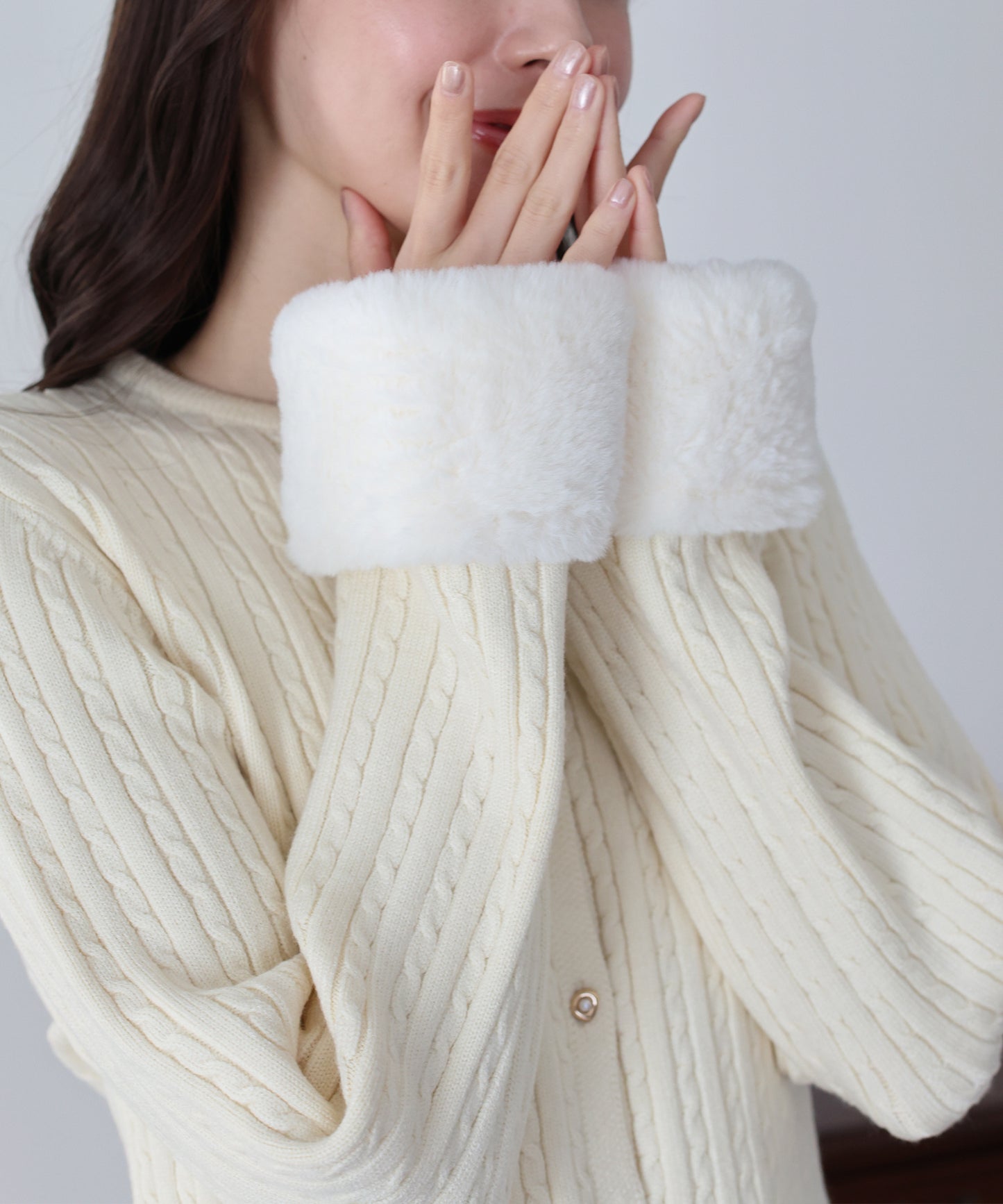 【早割5％OFF】袖ファーケーブルカーディガン