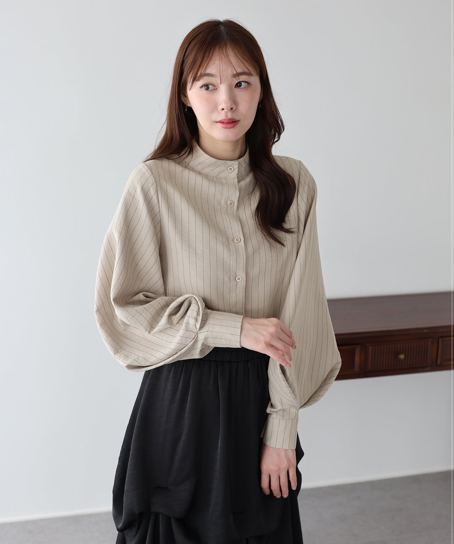스탠드 컬러 볼륨 슬리브 셔츠