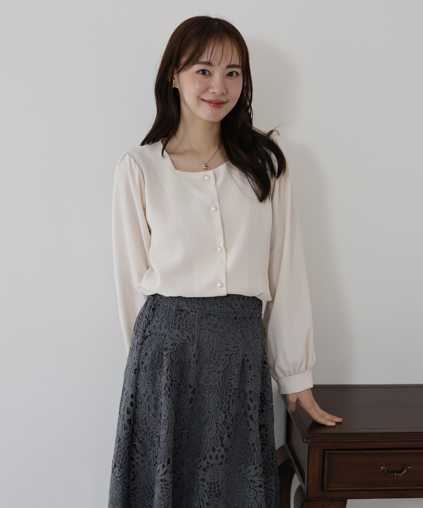 スクエアネックパールボタンブラウス【ネコポス】