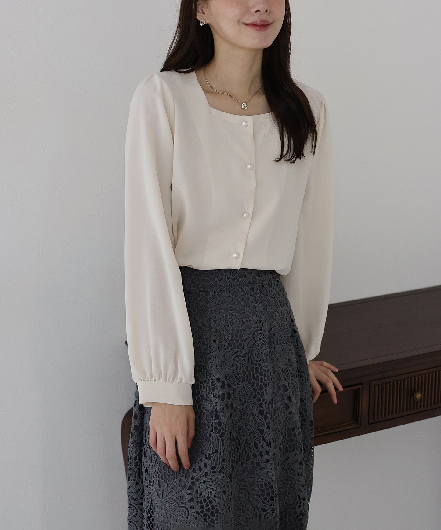 スクエアネックパールボタンブラウス【ネコポス】