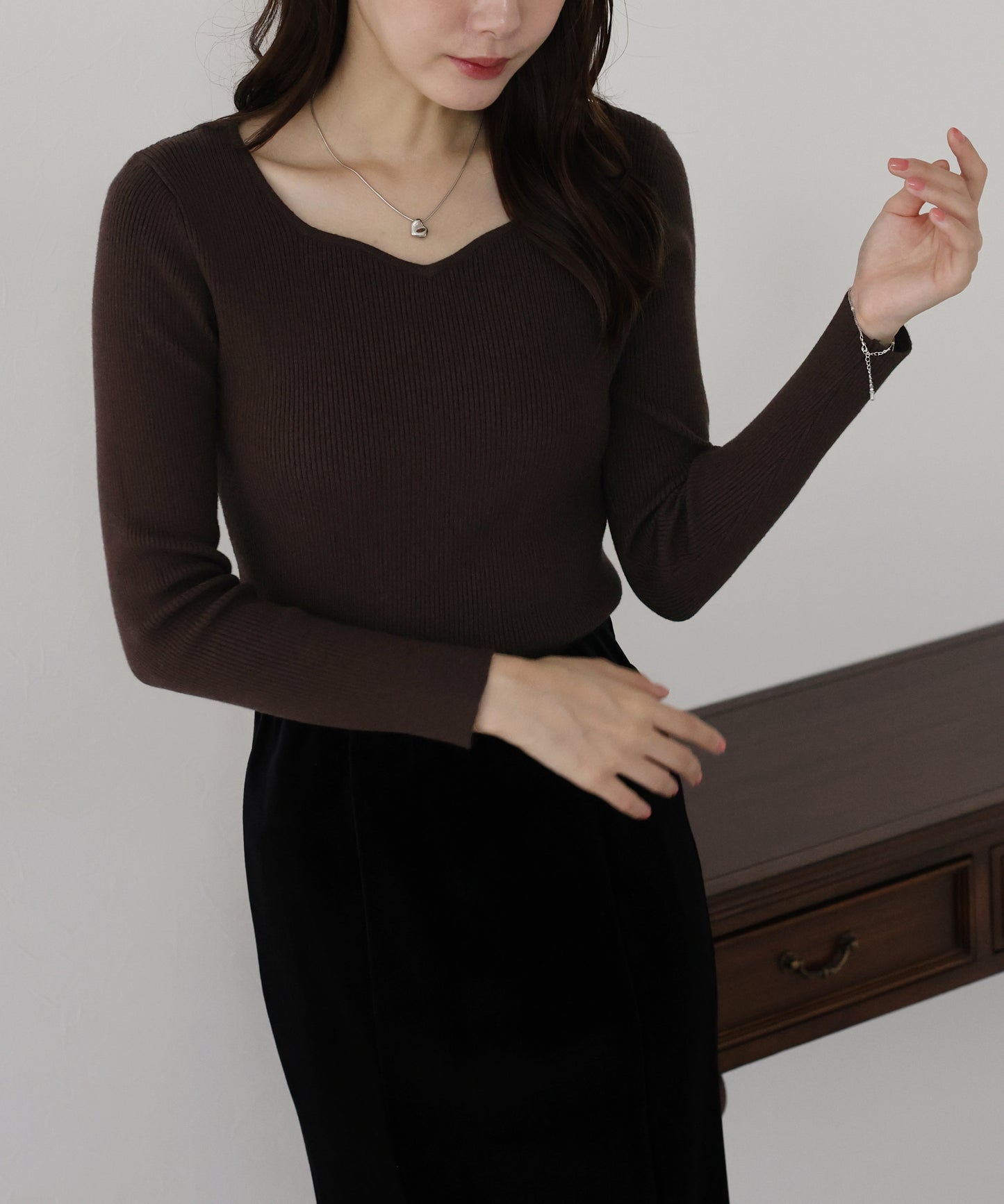 ハートネックリブニット