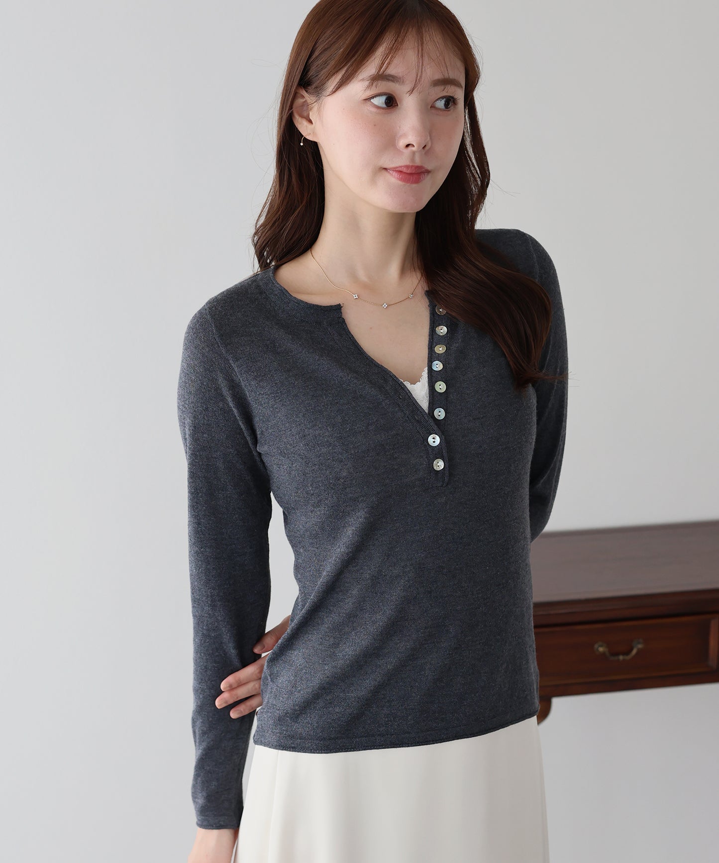 【早割5％OFF】シェルボタンヘンリーネックニット